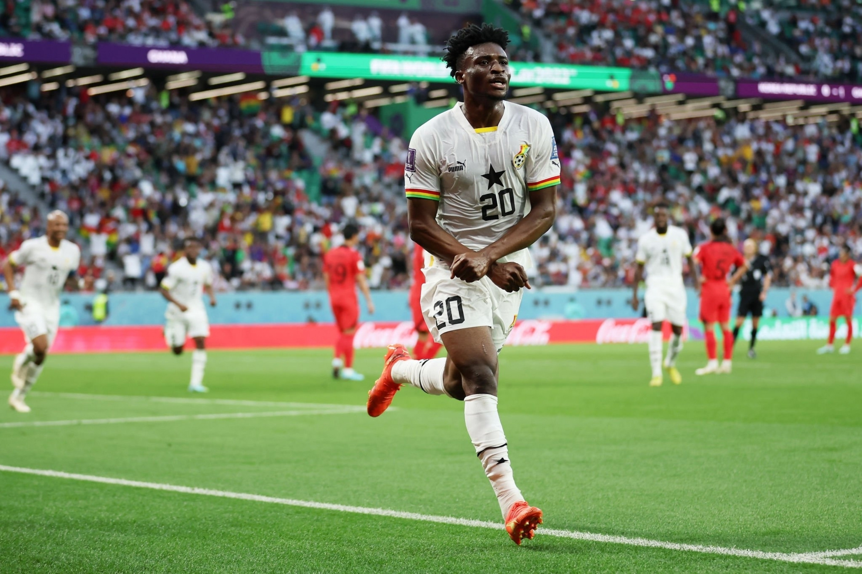 Son Heung-min bật khóc, HLV Hàn Quốc nổi giận chỉ mặt trọng tài - 10