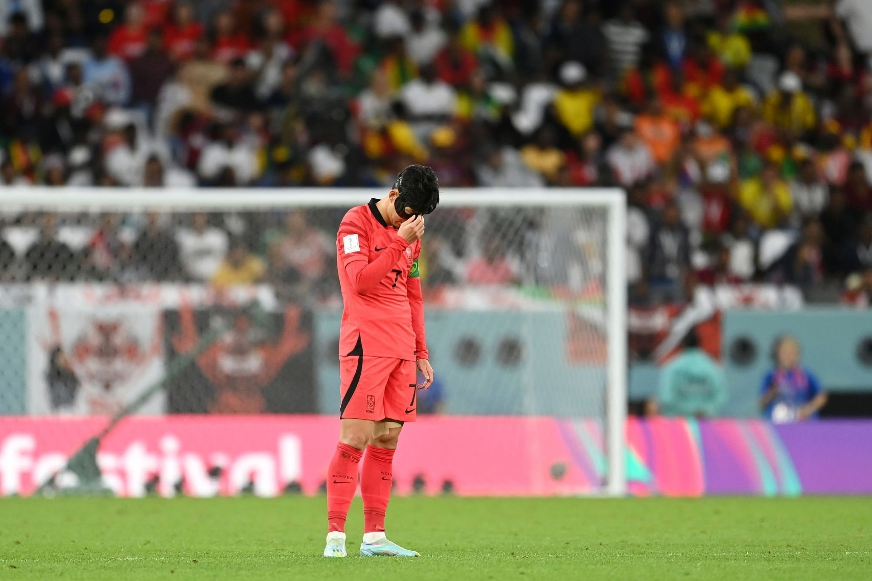 Son Heung-min bật khóc, HLV Hàn Quốc nổi giận chỉ mặt trọng tài - 1