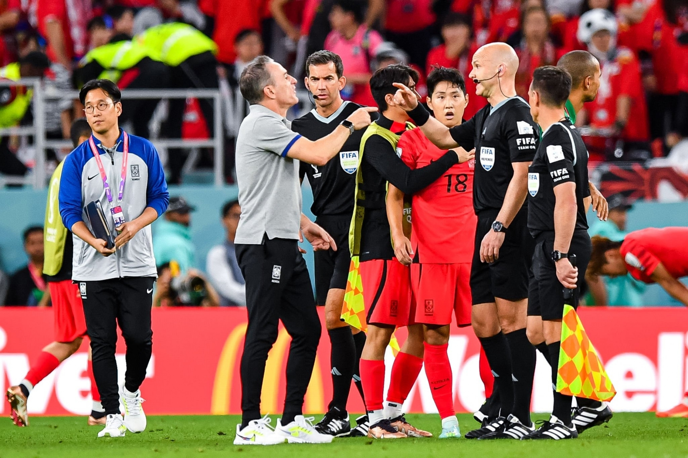 Son Heung-min bật khóc, HLV Hàn Quốc nổi giận chỉ mặt trọng tài - 7