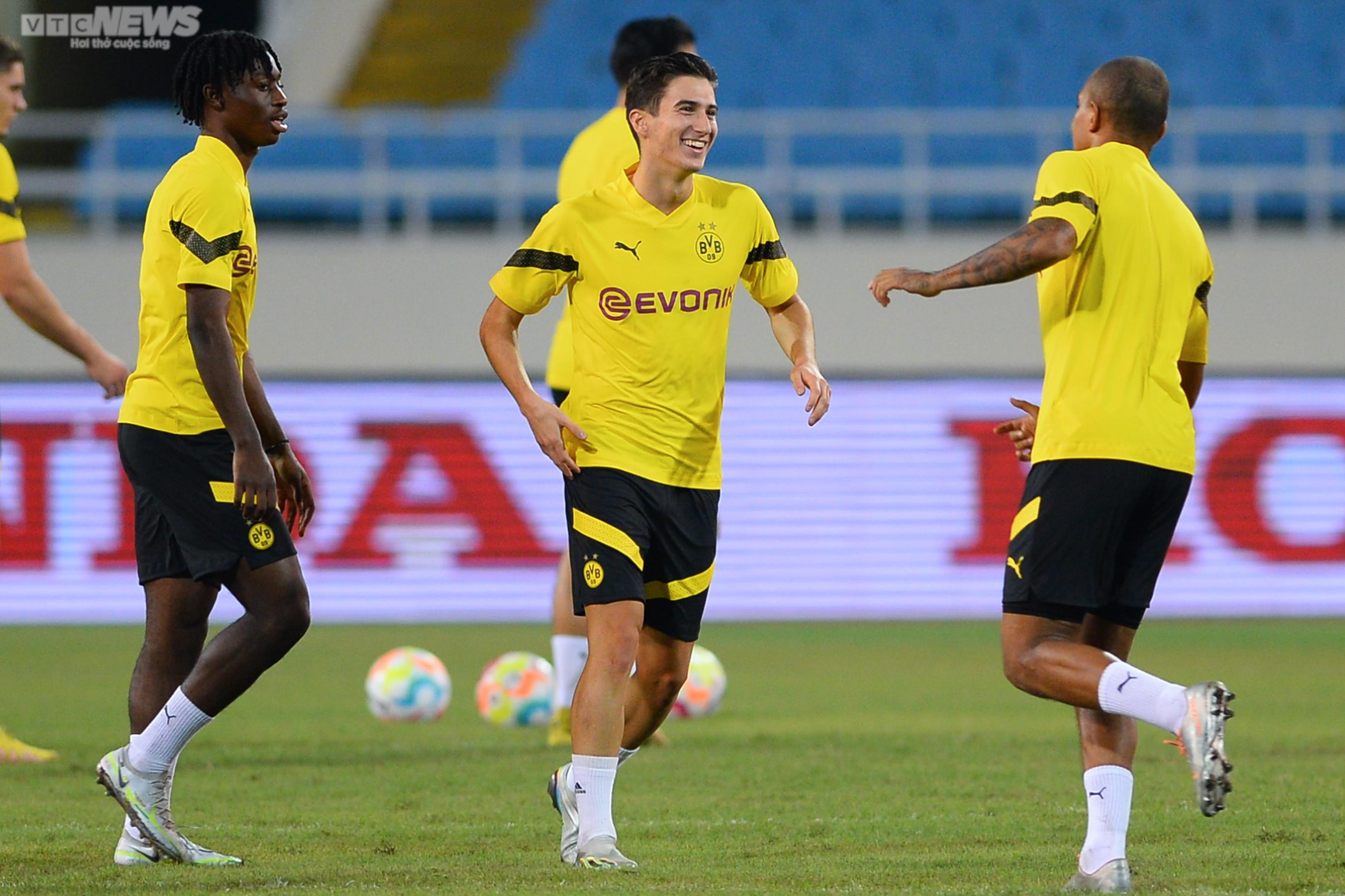 Dàn sao Dortmund thân thiện, mời CĐV Việt Nam xuống sân giao lưu - 6