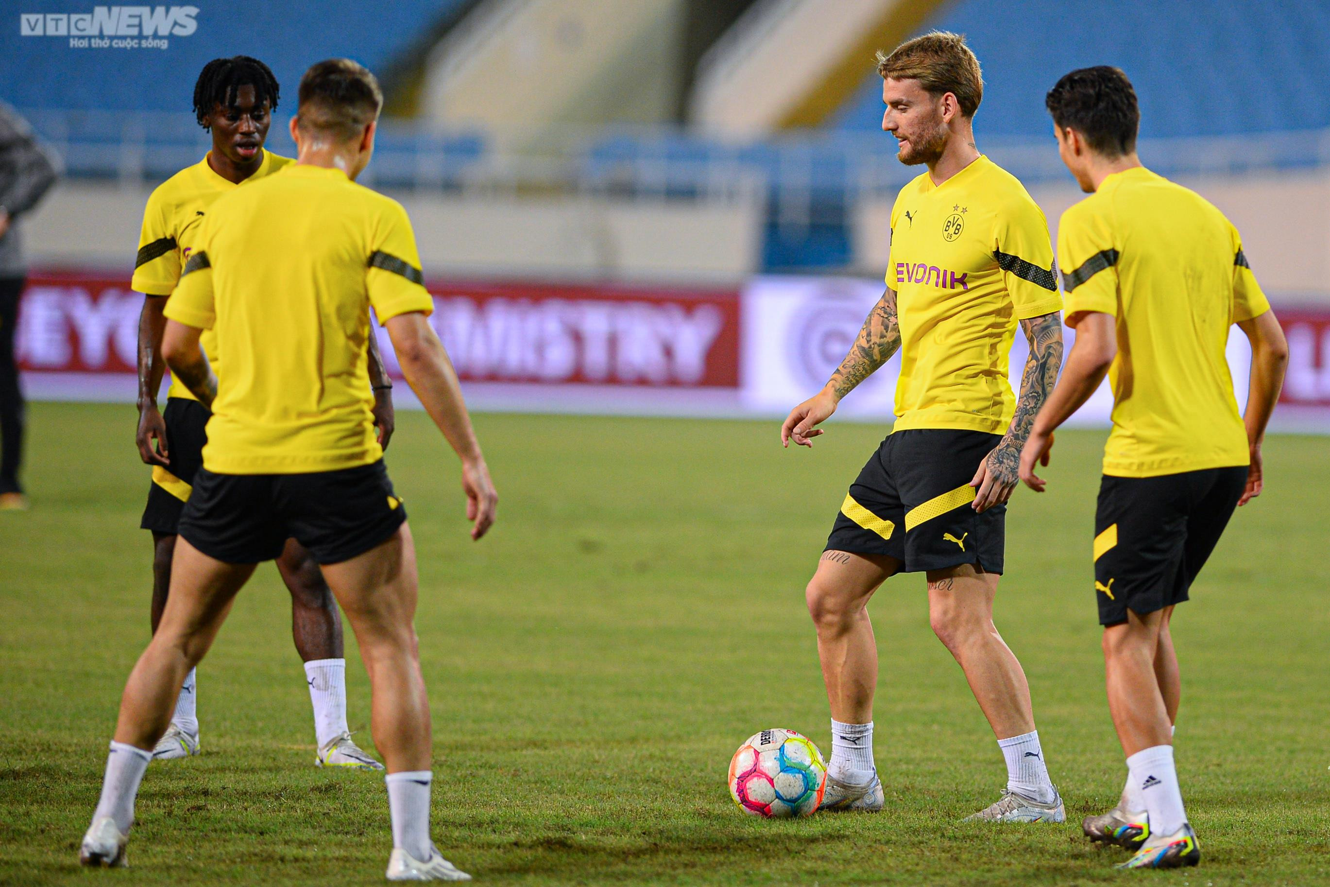 Dàn sao Dortmund thân thiện, mời CĐV Việt Nam xuống sân giao lưu - 7