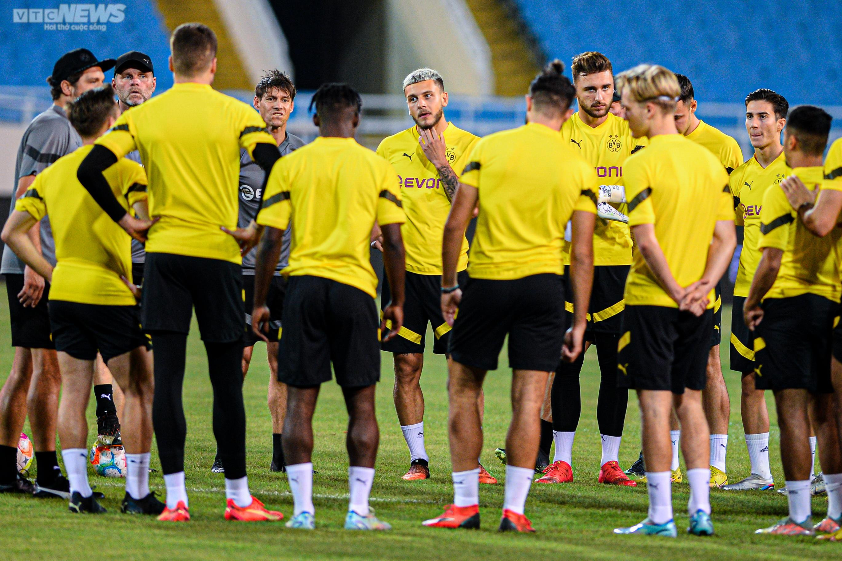 Dàn sao Dortmund thân thiện, mời CĐV Việt Nam xuống sân giao lưu - 1