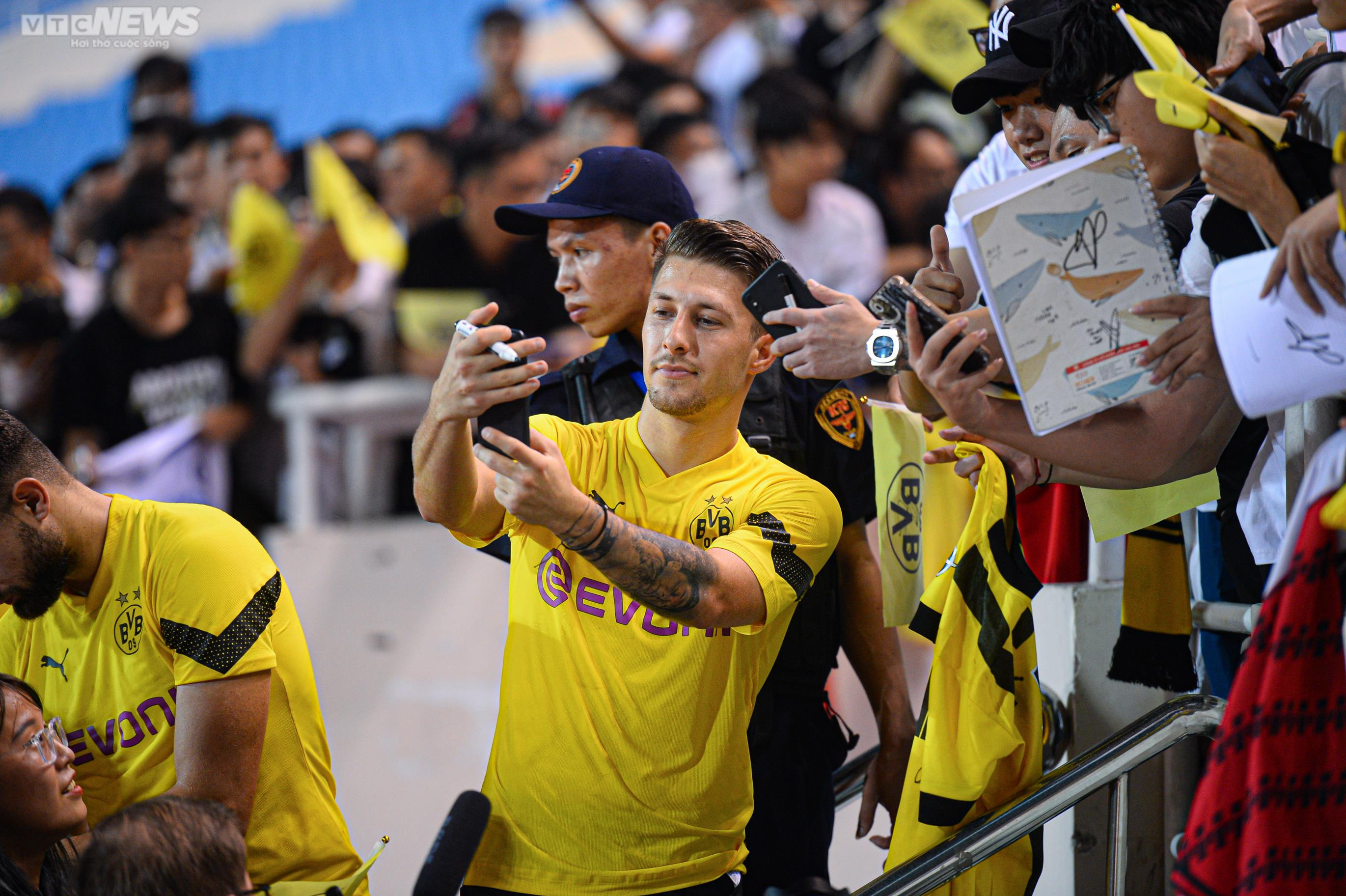Dàn sao Dortmund thân thiện, mời CĐV Việt Nam xuống sân giao lưu - 12