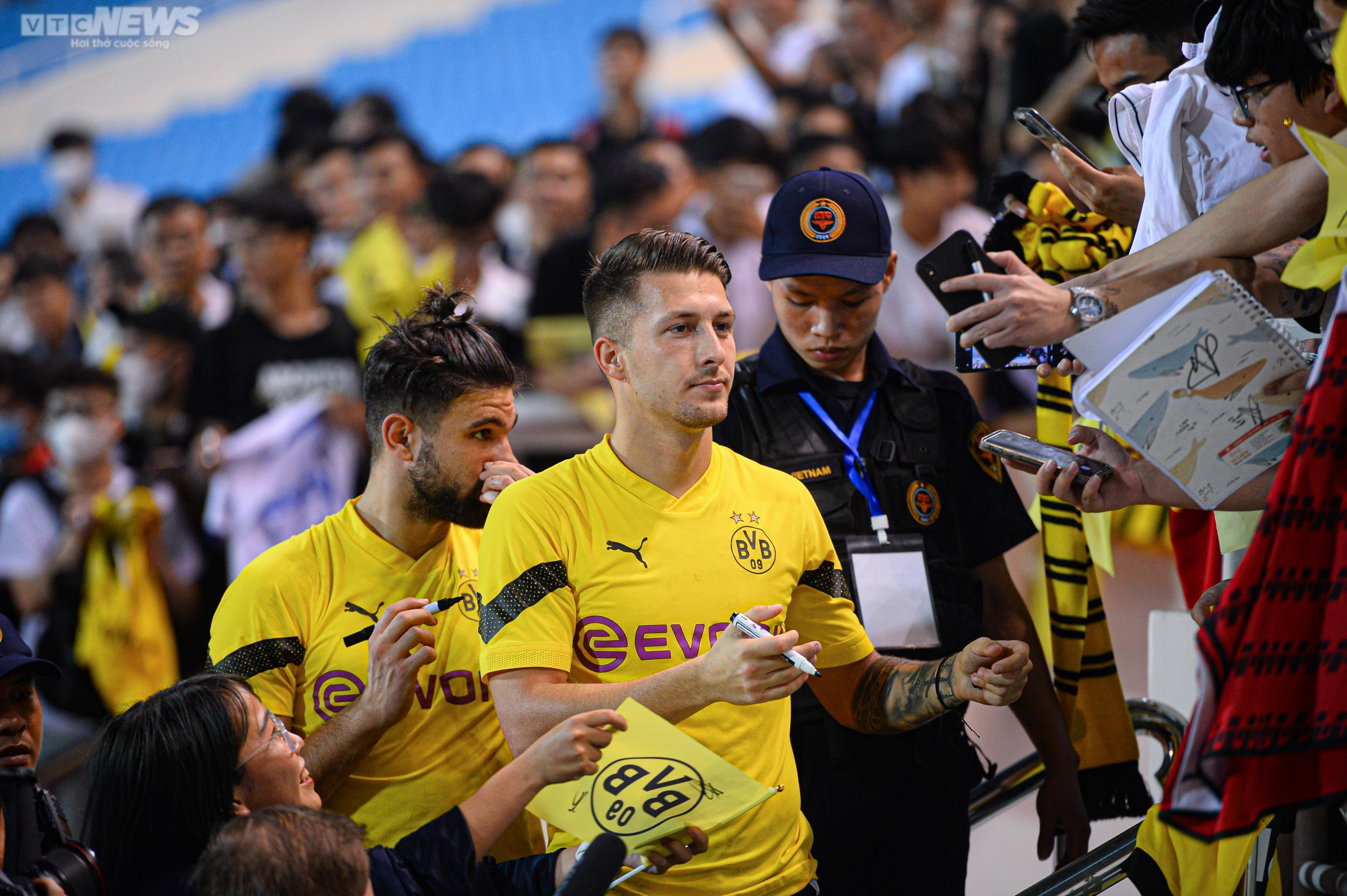 Dàn sao Dortmund thân thiện, mời CĐV Việt Nam xuống sân giao lưu - 13