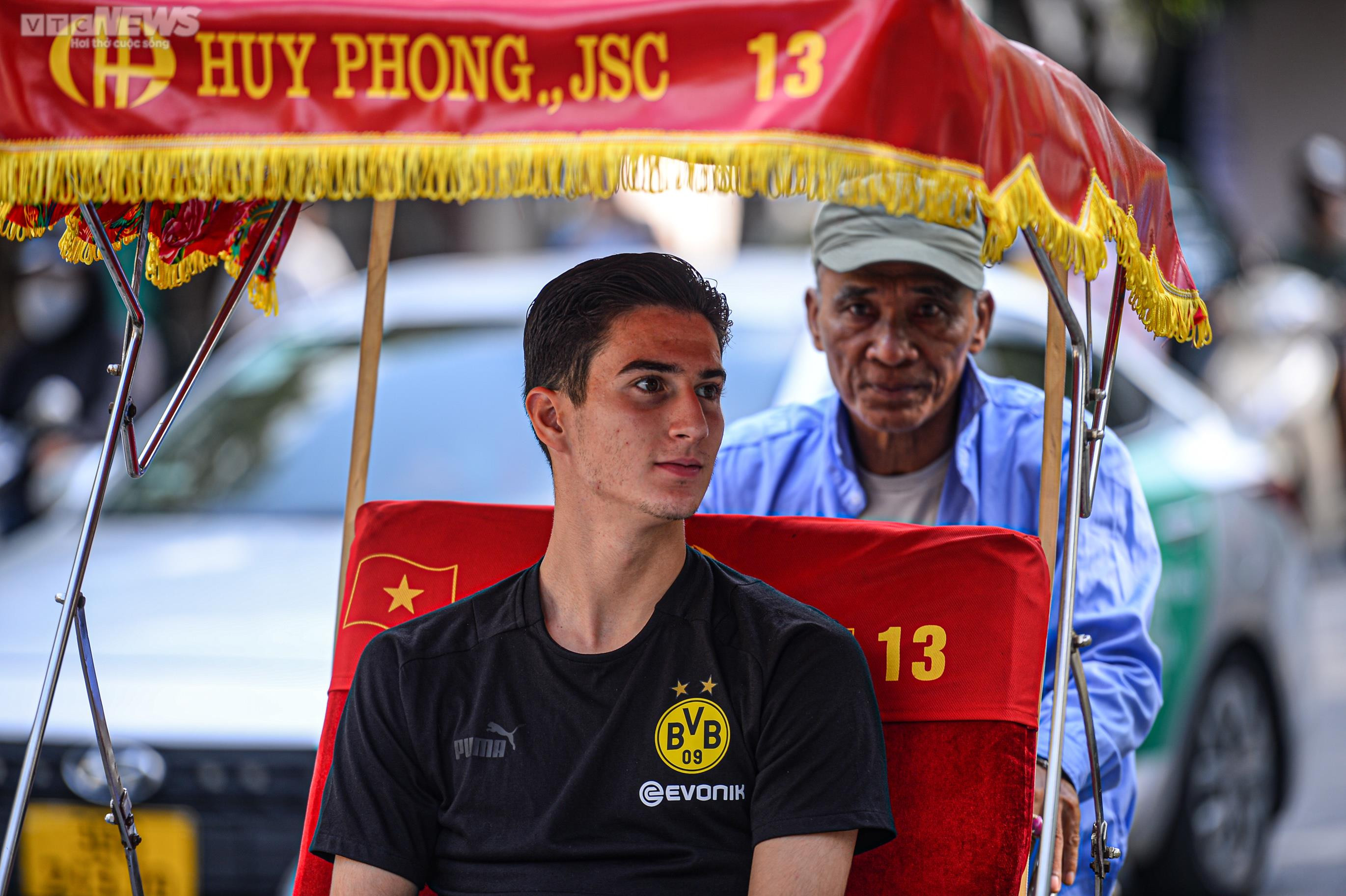 Dàn sao Dortmund thích thú ngồi xích lô dạo phố cổ, tản bộ Hồ Gươm - 3