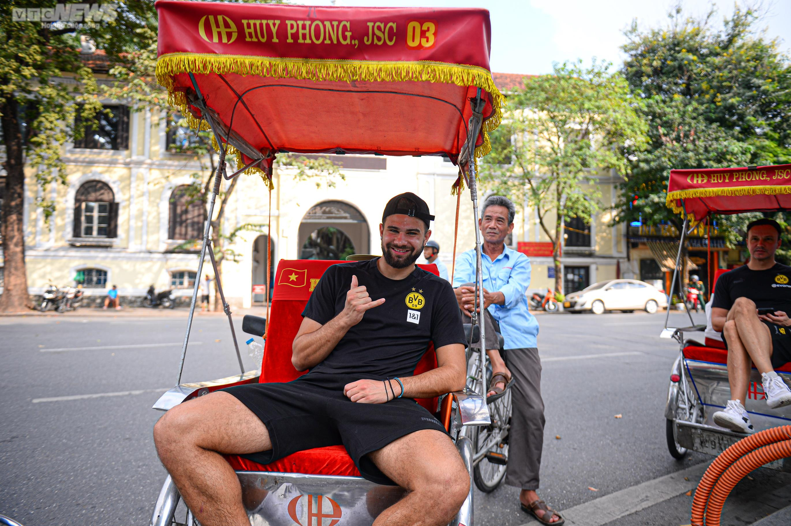 Dàn sao Dortmund thích thú ngồi xích lô dạo phố cổ, tản bộ Hồ Gươm - 4