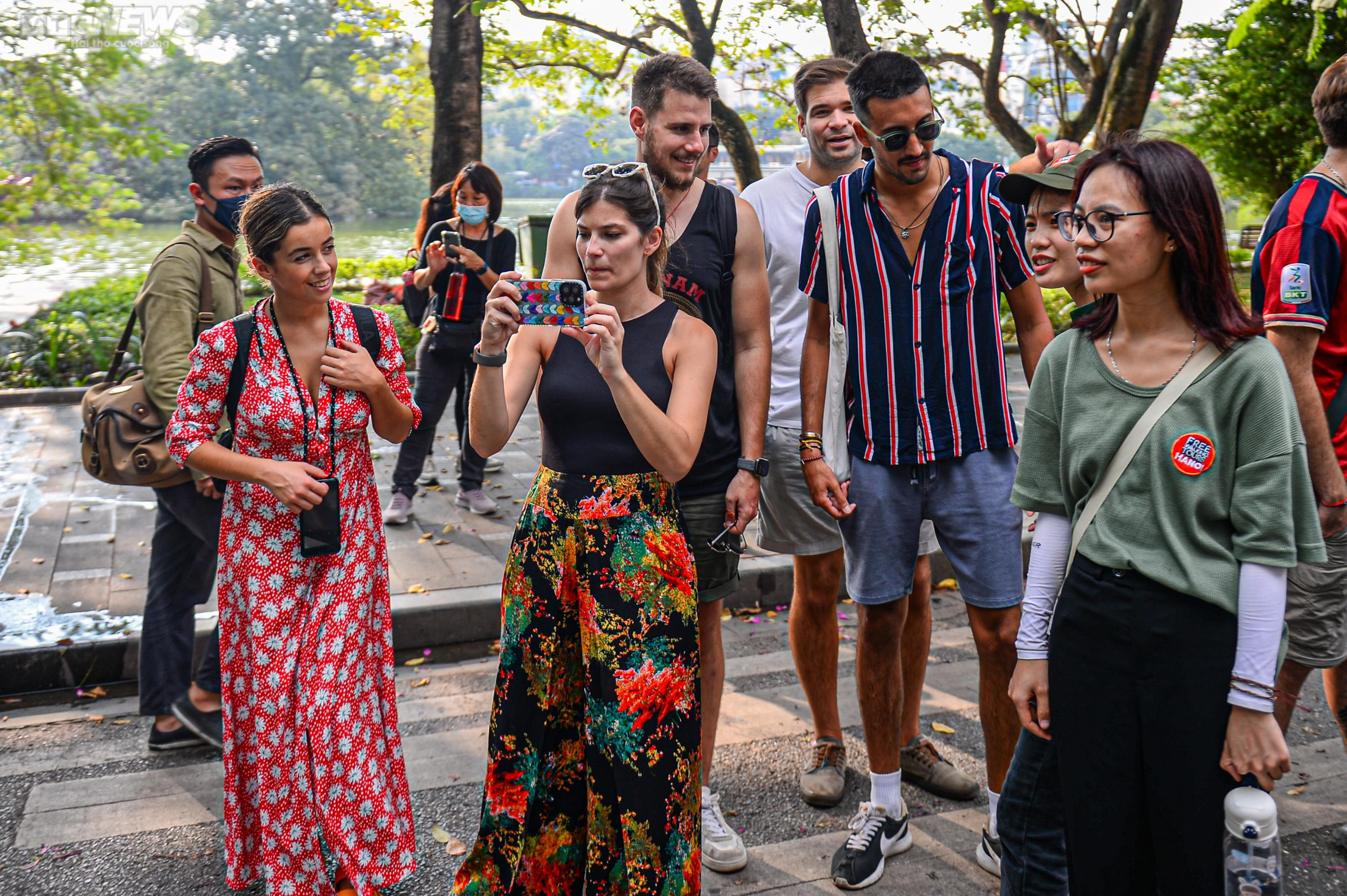 Dàn sao Dortmund thích thú ngồi xích lô dạo phố cổ, tản bộ Hồ Gươm - 11