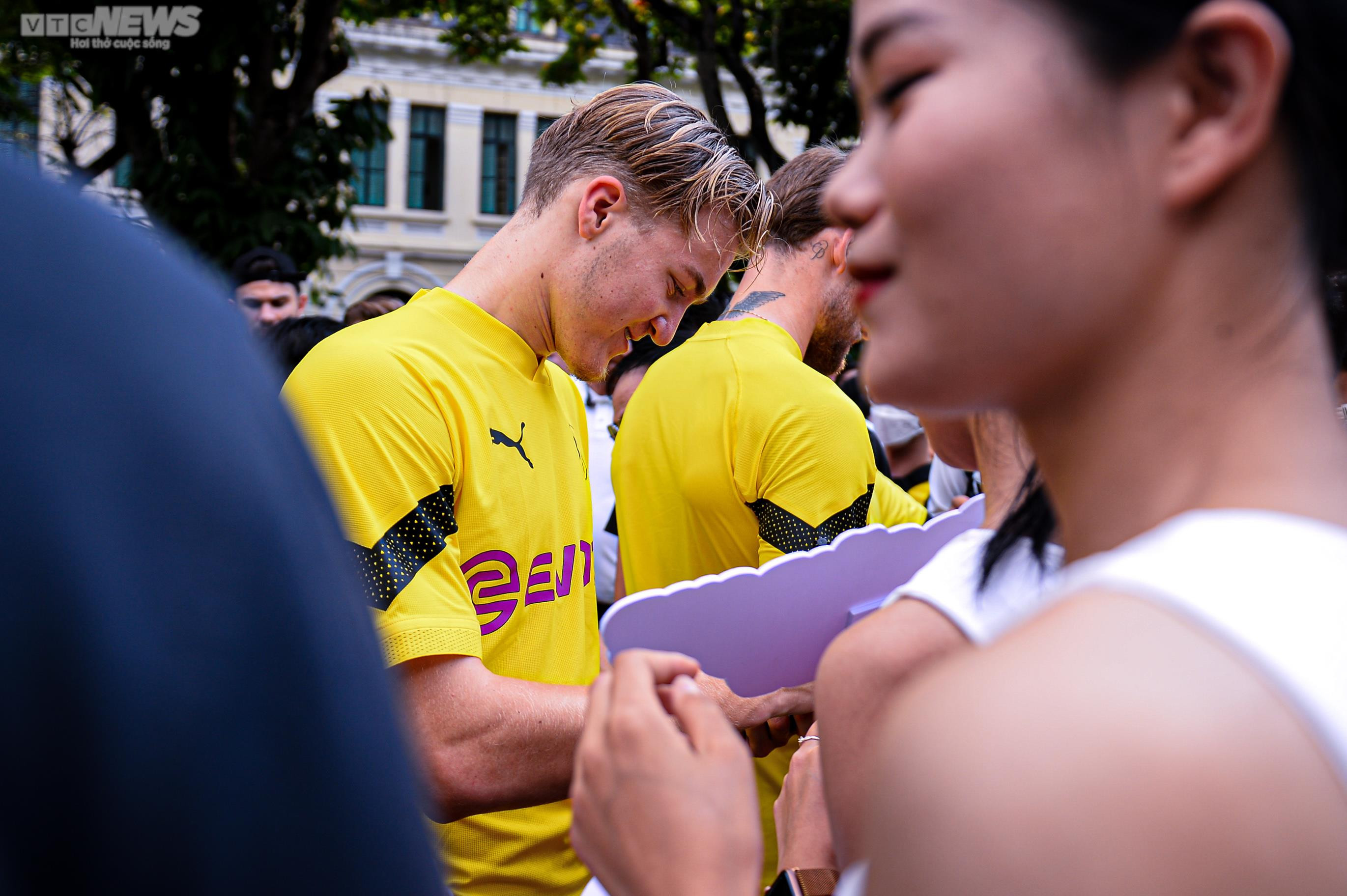 Dàn sao Dortmund thích thú ngồi xích lô dạo phố cổ, tản bộ Hồ Gươm - 14