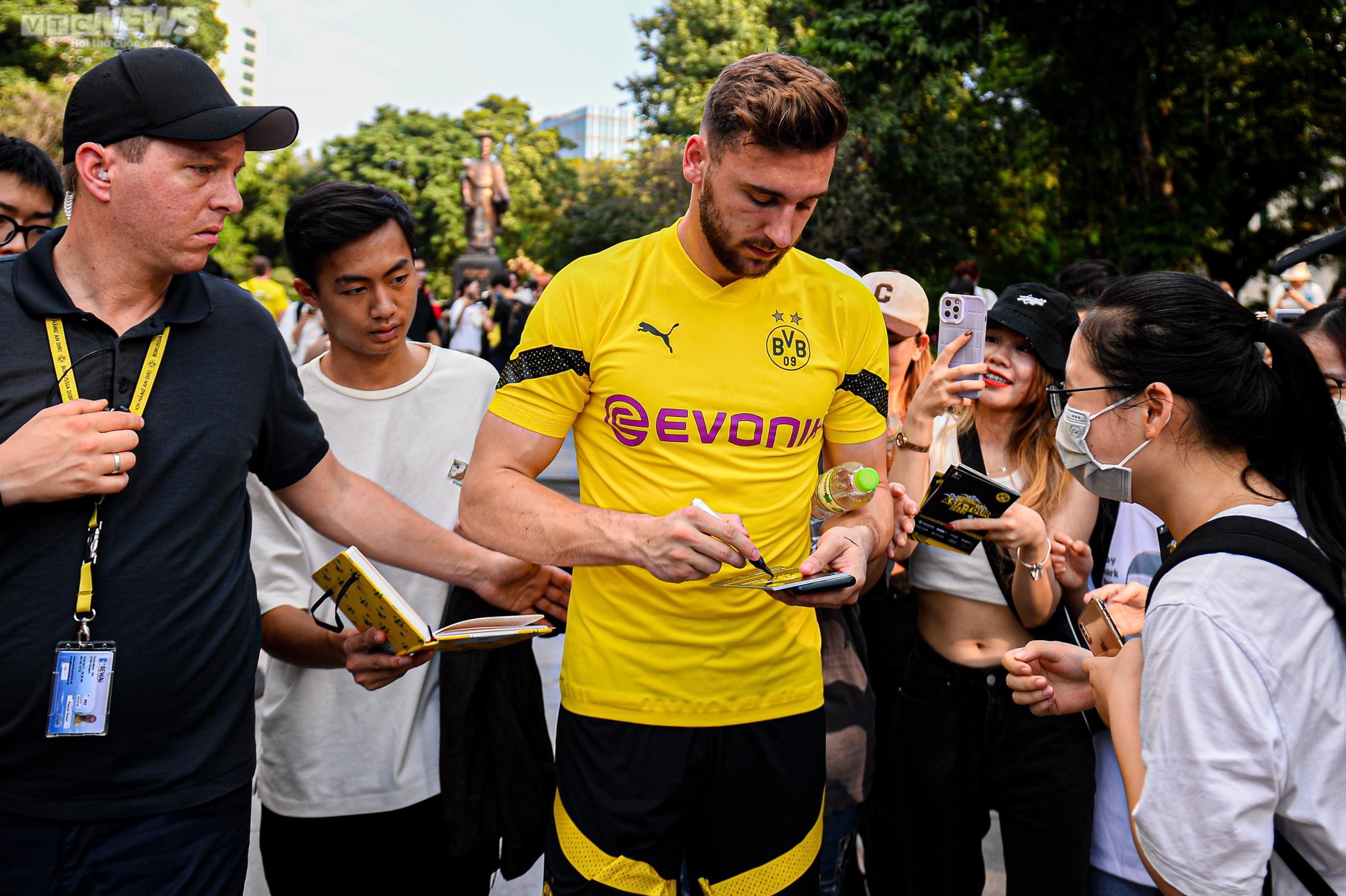 Dàn sao Dortmund thích thú ngồi xích lô dạo phố cổ, tản bộ Hồ Gươm - 13