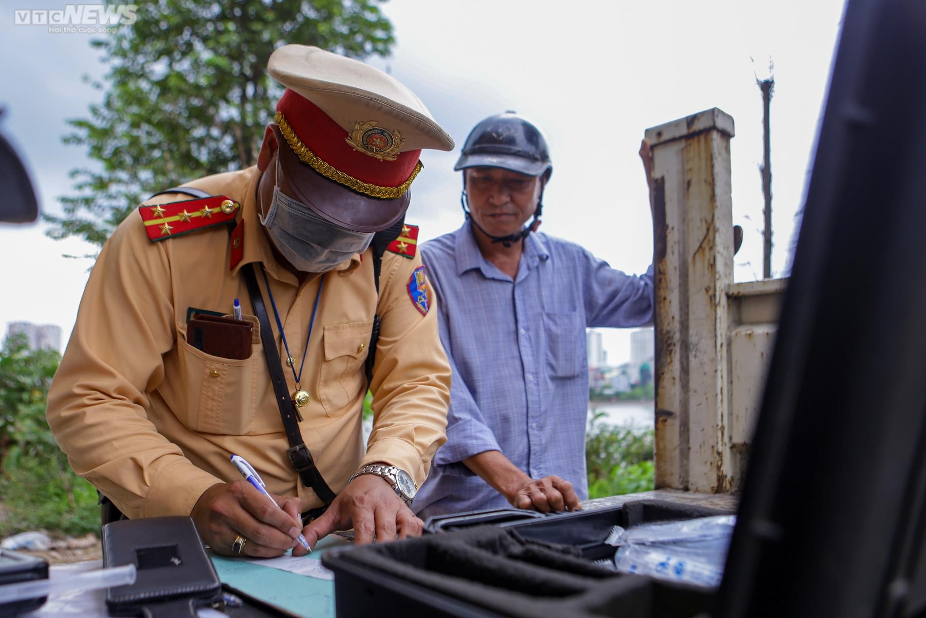 Uống với bạn 2 chén rượu, tài xế méo mặt khi nhận biên bản xử phạt nồng độ cồn - 9