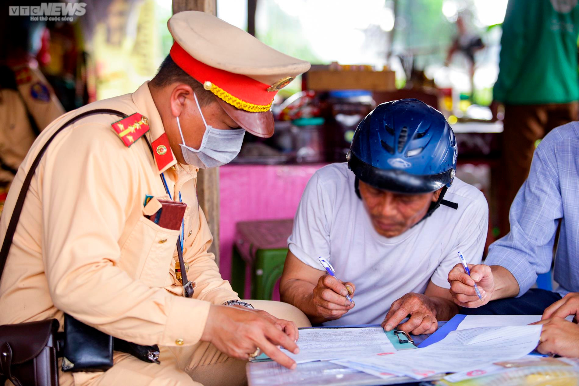 Uống với bạn 2 chén rượu, tài xế méo mặt khi nhận biên bản xử phạt nồng độ cồn - 7