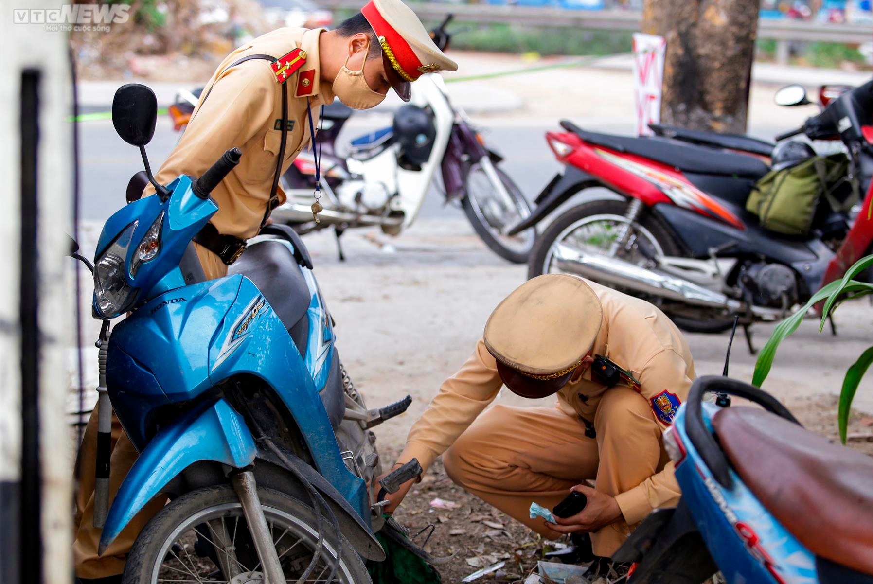 Uống với bạn 2 chén rượu, tài xế méo mặt khi nhận biên bản xử phạt nồng độ cồn - 10