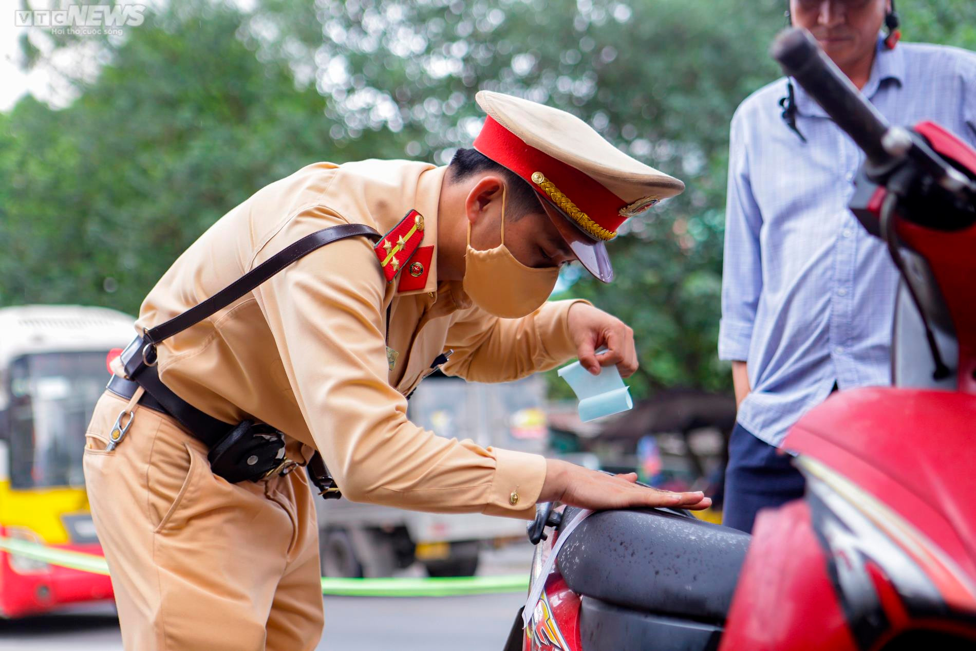 Uống với bạn 2 chén rượu, tài xế méo mặt khi nhận biên bản xử phạt nồng độ cồn - 11