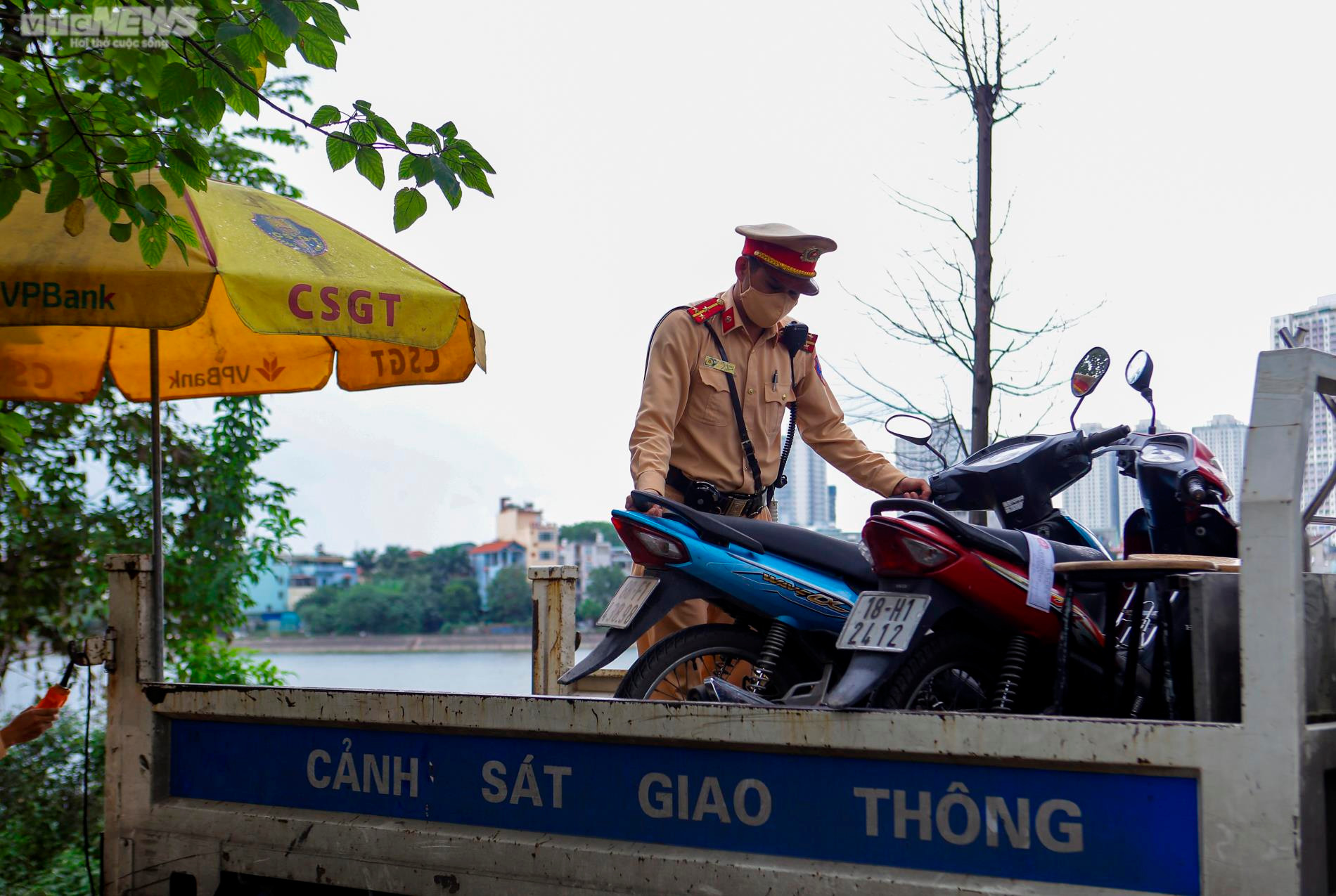 Uống với bạn 2 chén rượu, tài xế méo mặt khi nhận biên bản xử phạt nồng độ cồn - 12