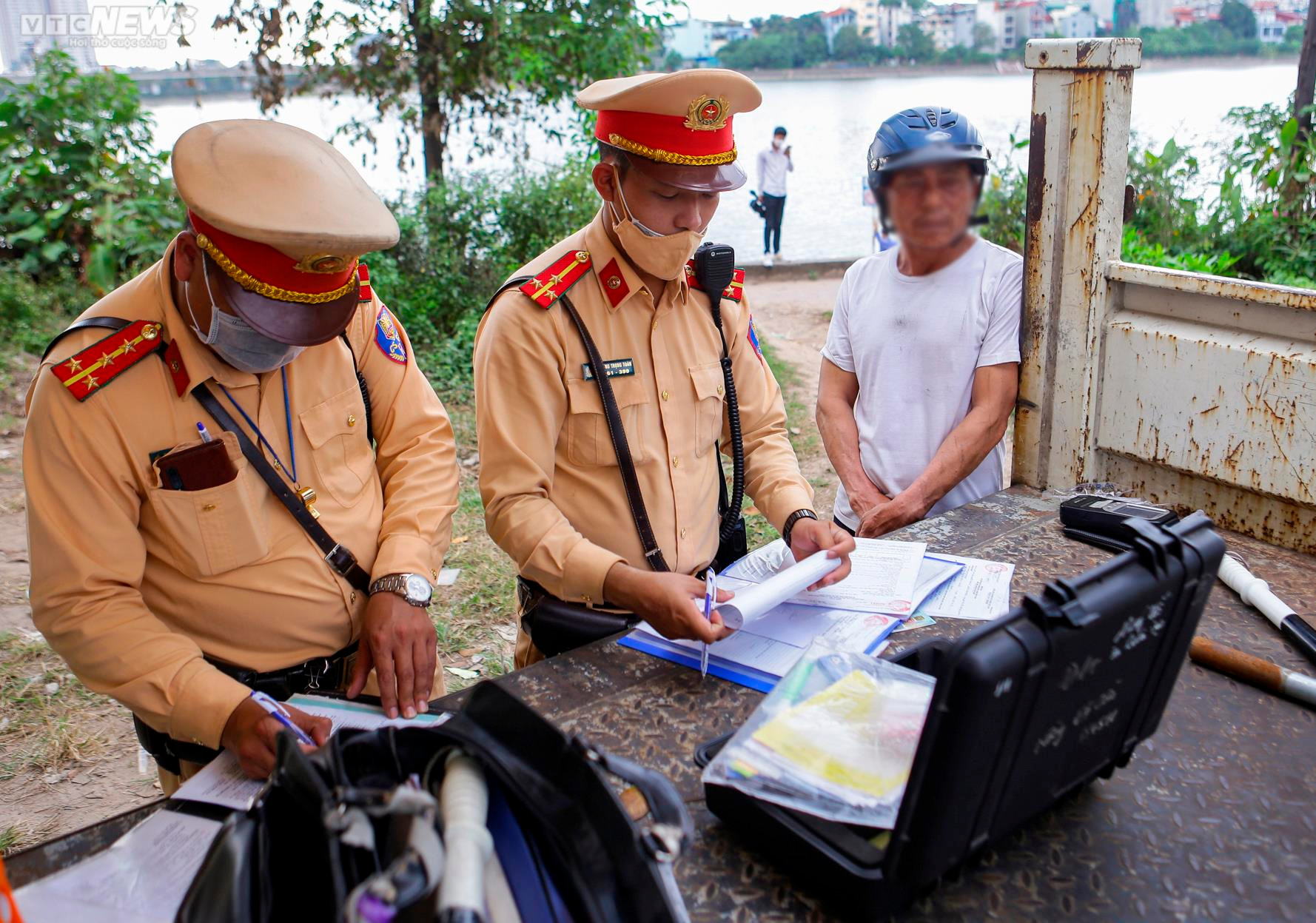 Uống với bạn 2 chén rượu, tài xế méo mặt khi nhận biên bản xử phạt nồng độ cồn - 6