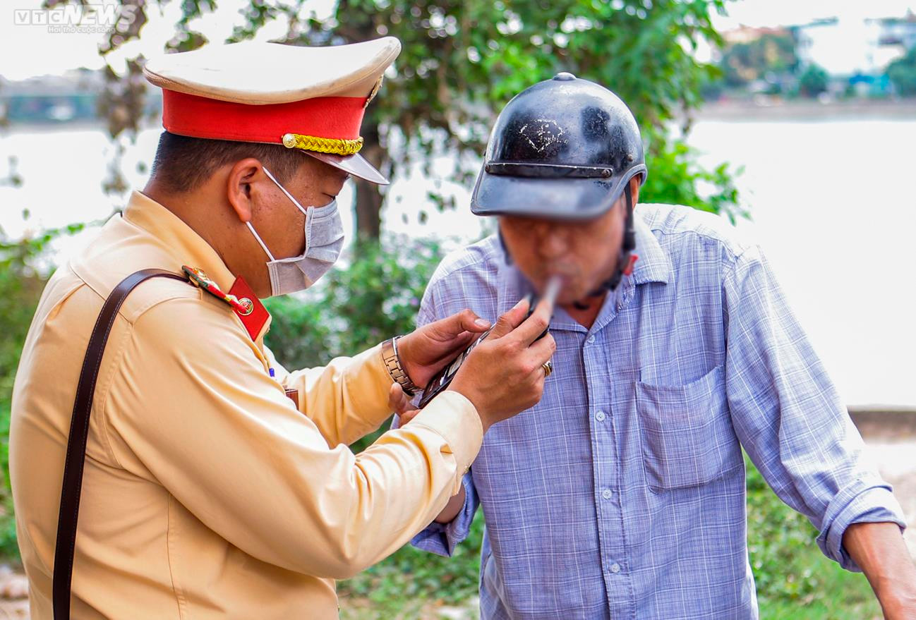 Uống với bạn 2 chén rượu, tài xế méo mặt khi nhận biên bản xử phạt nồng độ cồn - 8