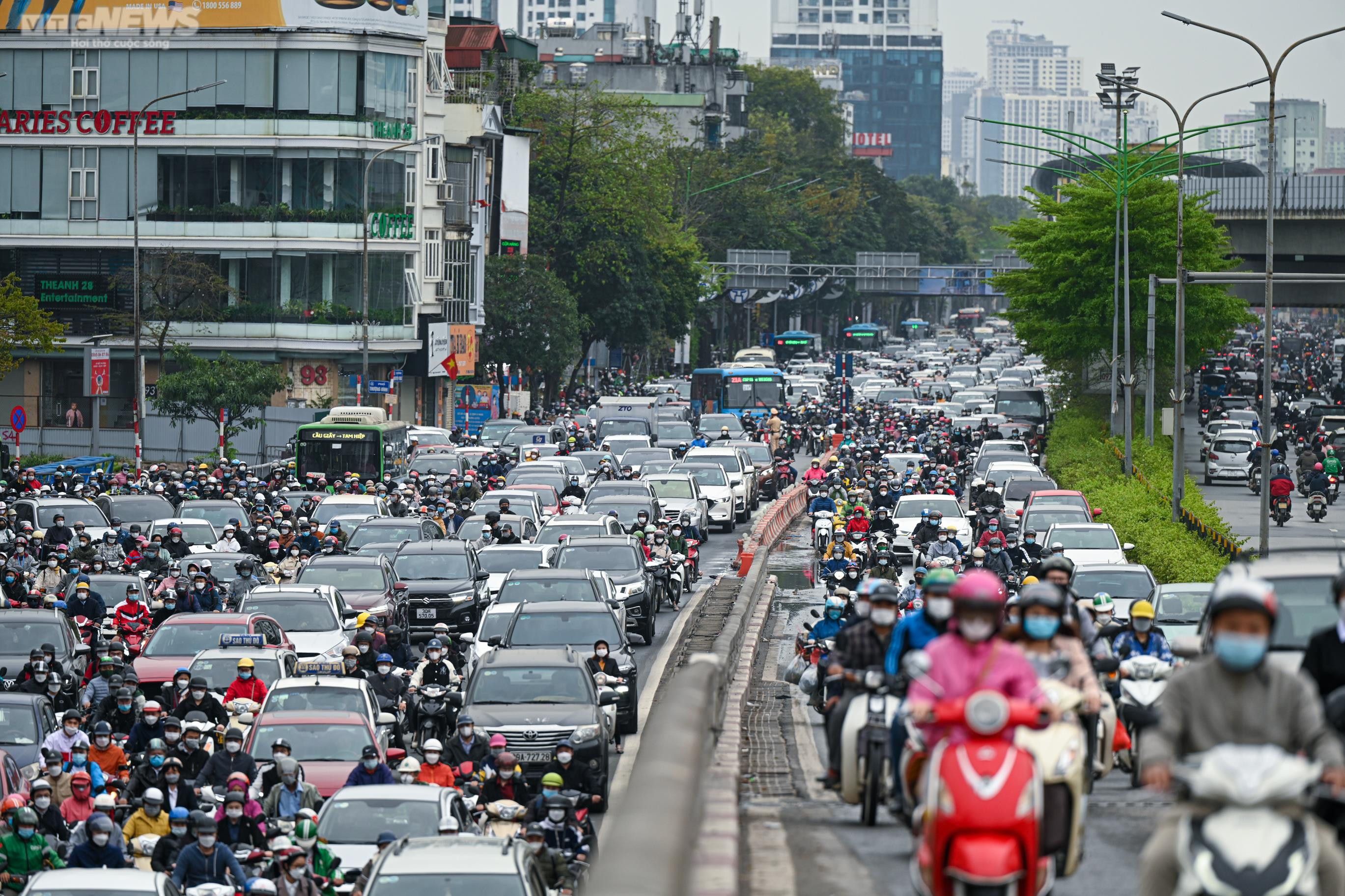 Hà Nội giảm 10 độ C, người dân run rẩy khi ra đường - 1