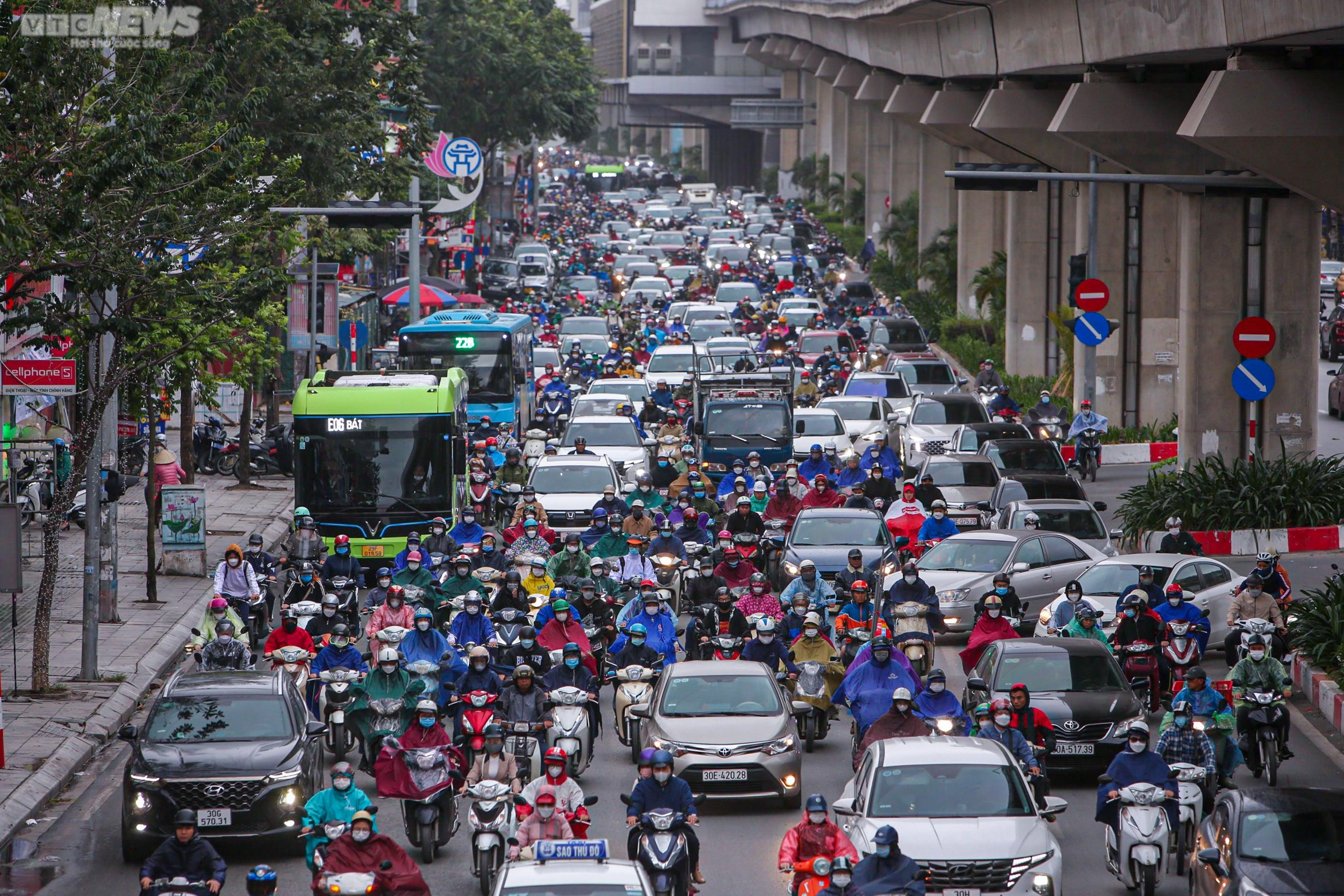 Hà Nội giảm 10 độ C, người dân run rẩy khi ra đường - 3