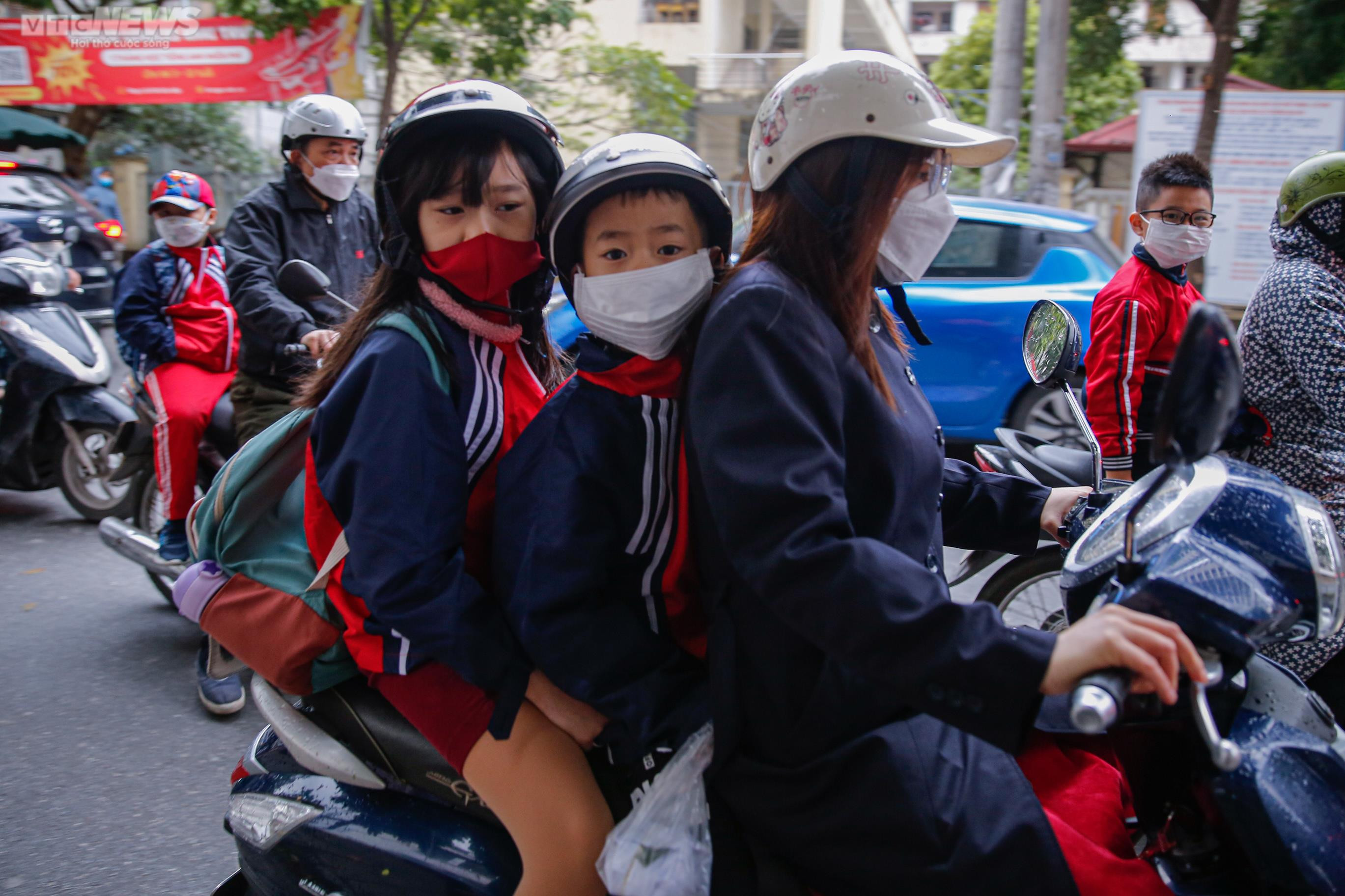 Hà Nội giảm 10 độ C, người dân run rẩy khi ra đường - 5