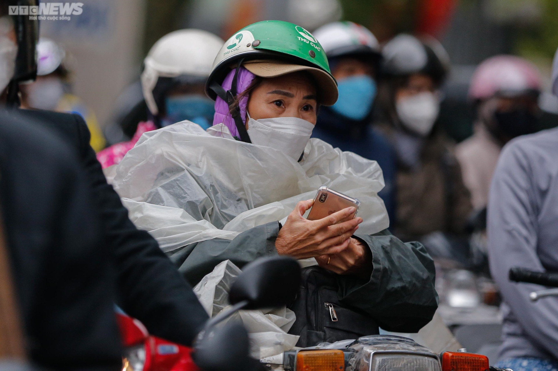 Hà Nội giảm 10 độ C, người dân run rẩy khi ra đường - 11