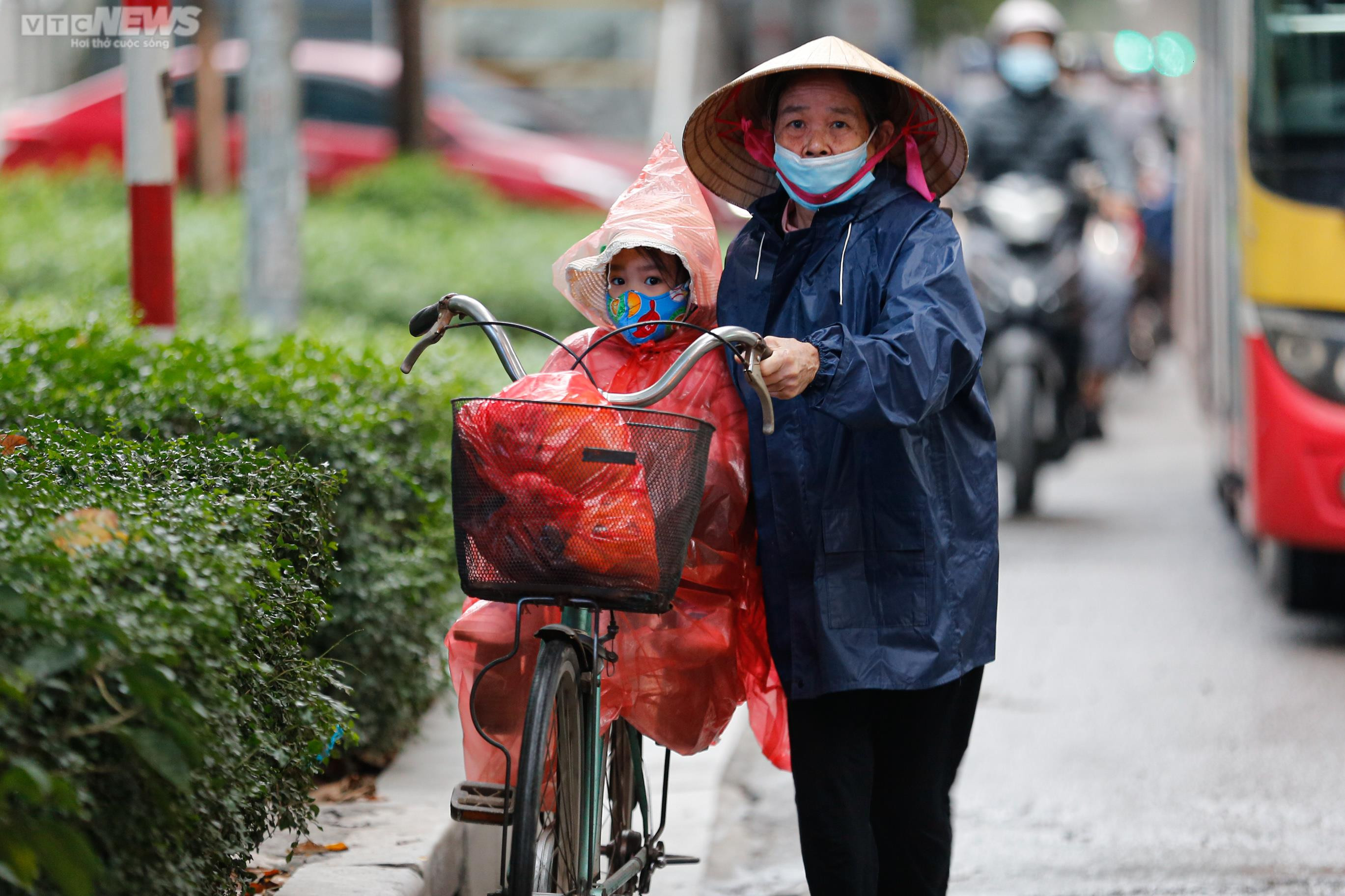 Hà Nội giảm 10 độ C, người dân run rẩy khi ra đường - 6