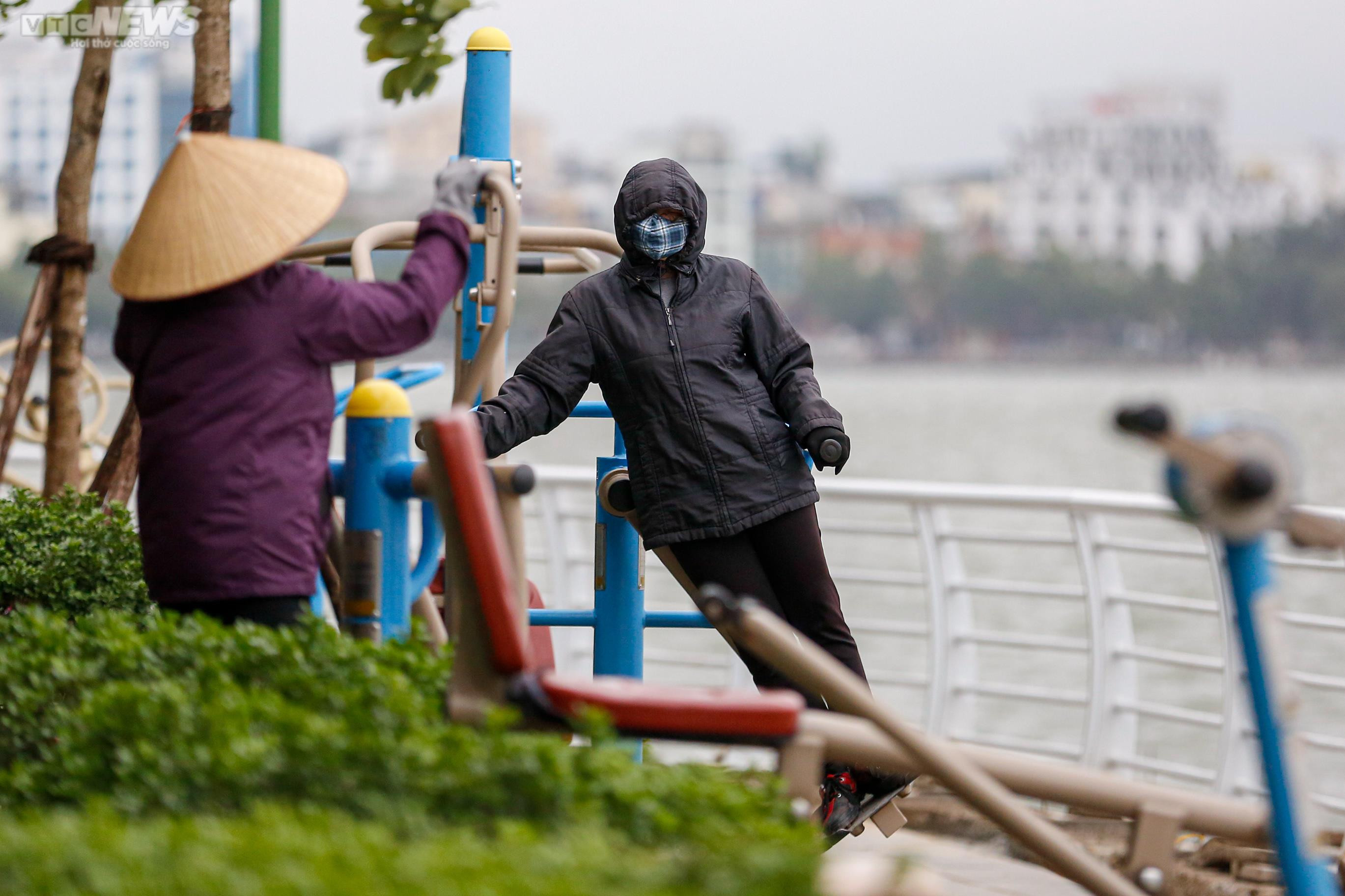 Hà Nội giảm 10 độ C, người dân run rẩy khi ra đường - 9