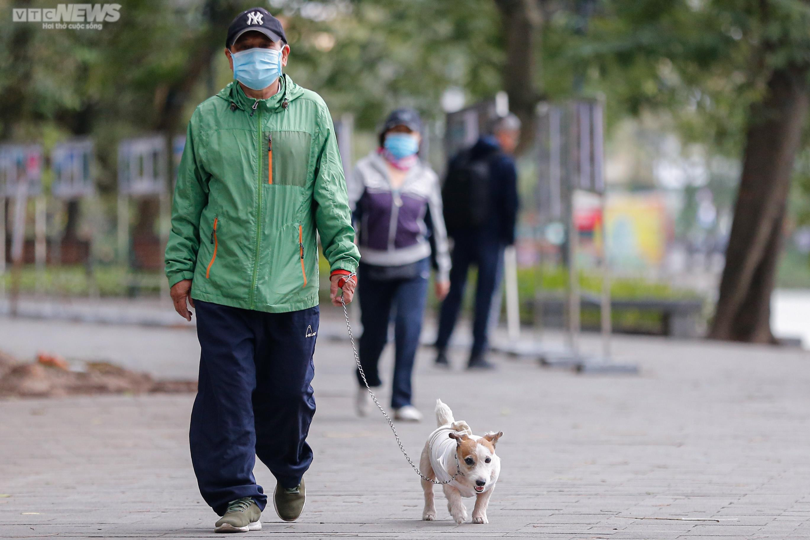 Hà Nội giảm 10 độ C, người dân run rẩy khi ra đường - 8