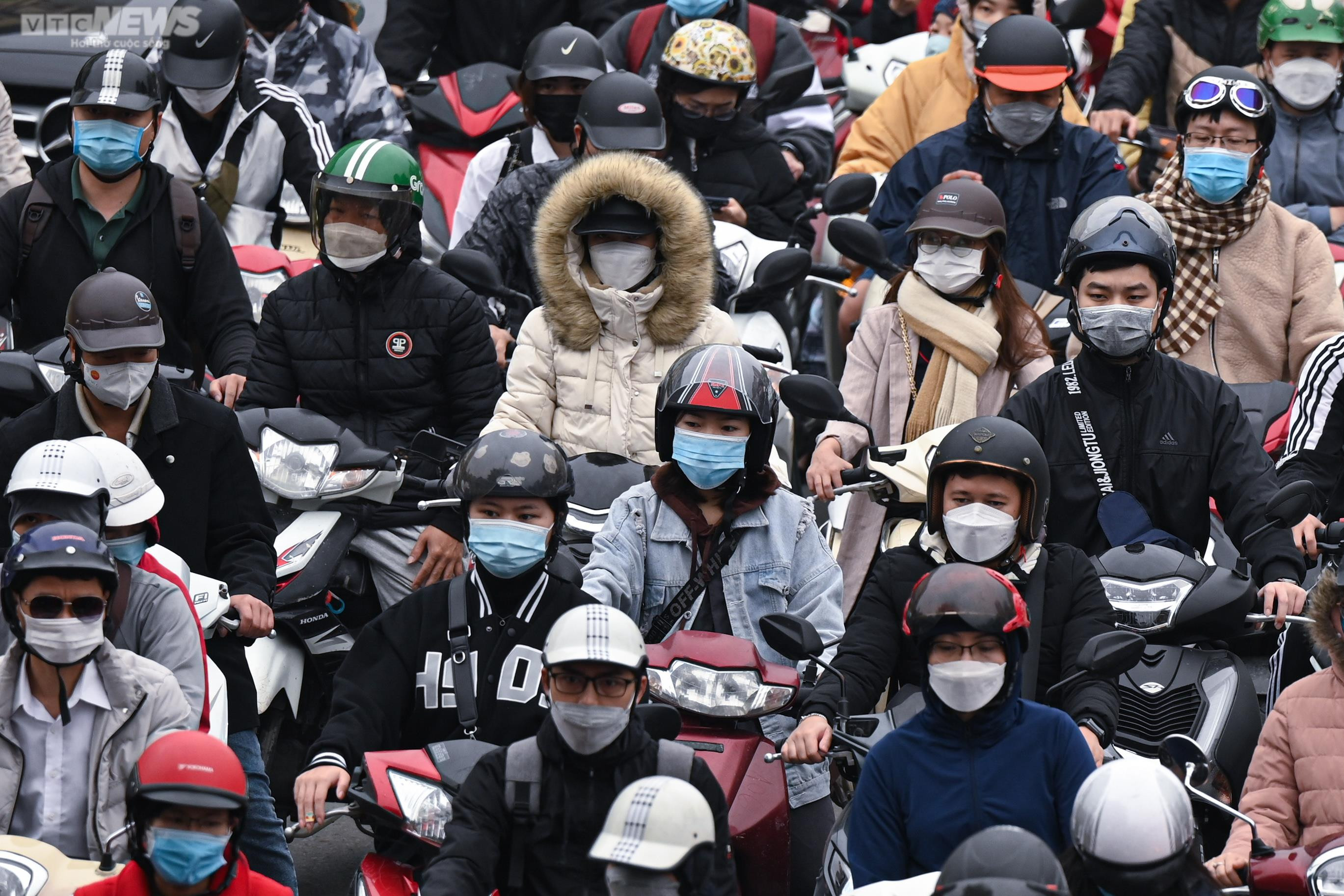 Hà Nội giảm 10 độ C, người dân run rẩy khi ra đường - 2