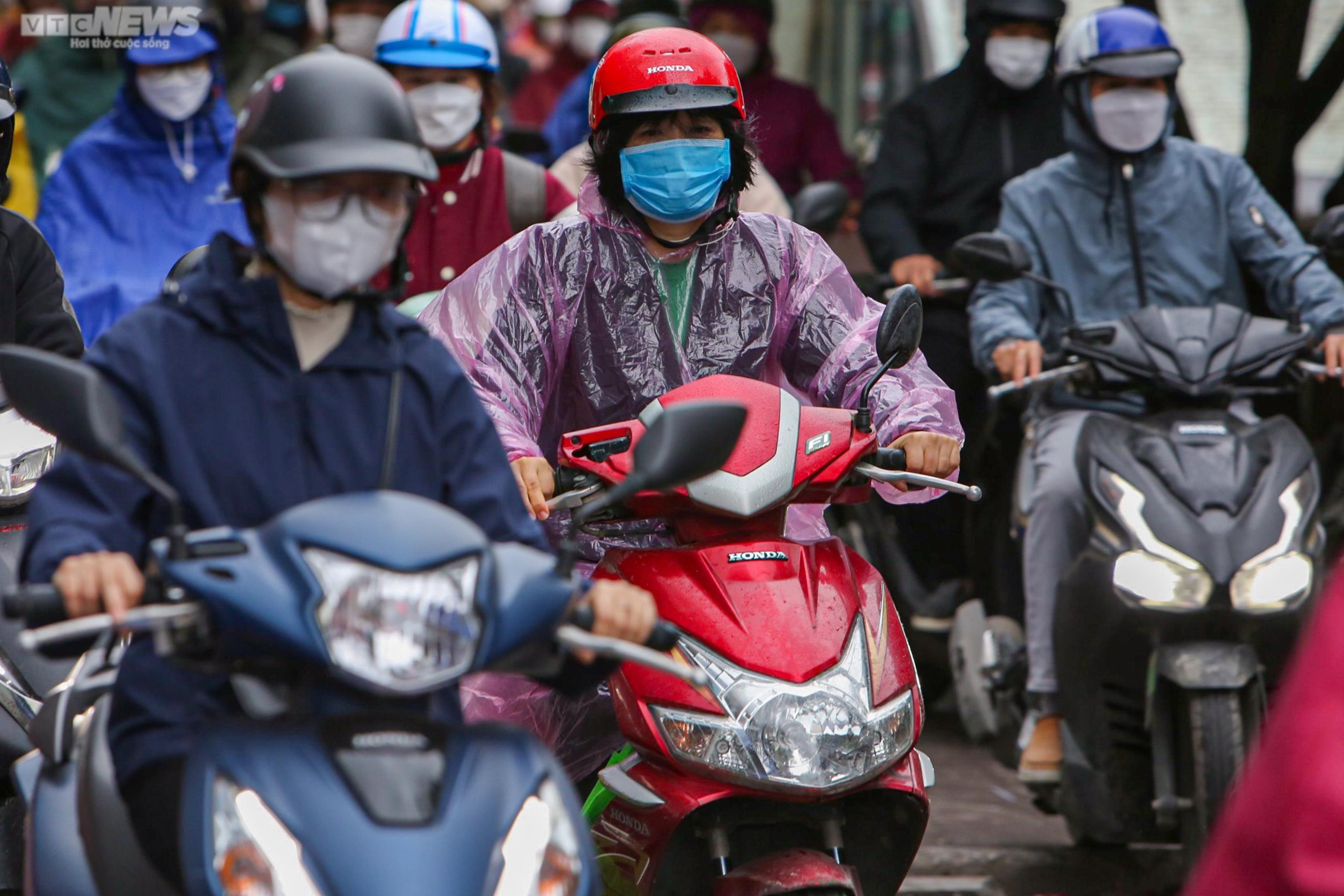 Hà Nội giảm 10 độ C, người dân run rẩy khi ra đường - 12