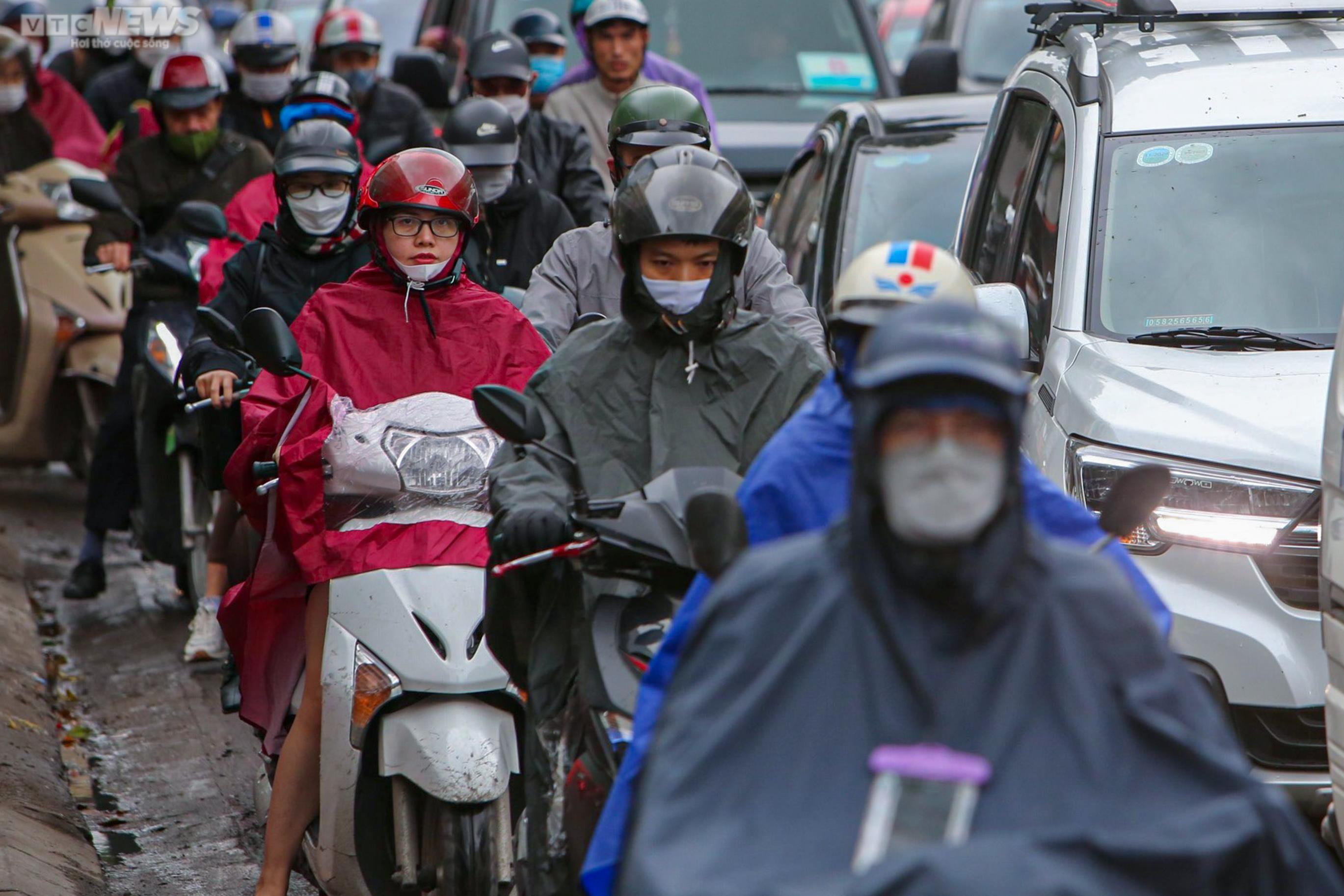 Hà Nội giảm 10 độ C, người dân run rẩy khi ra đường - 4