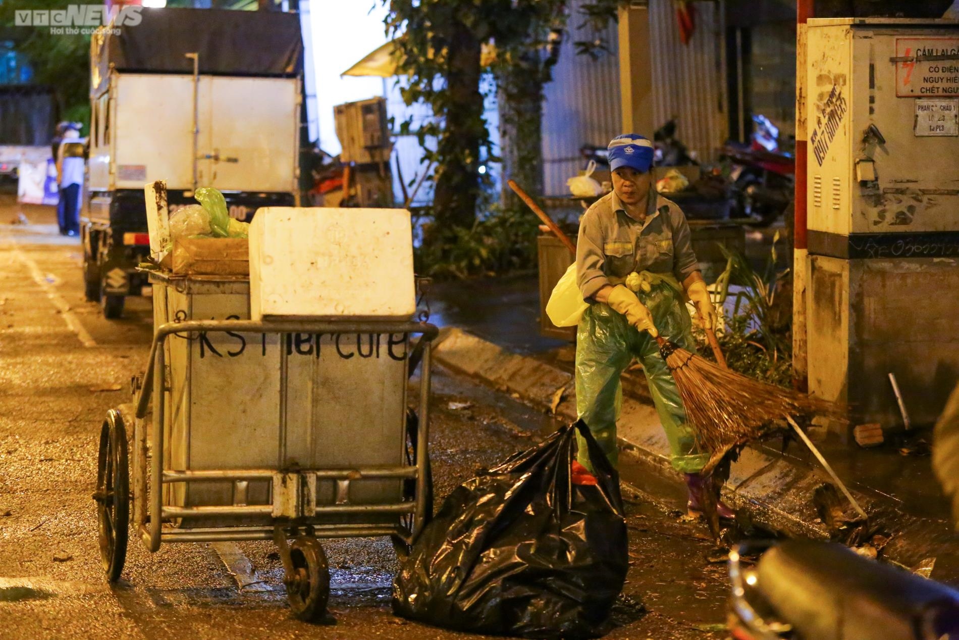 Người Hà Nội co ro trong đêm đông rét nhất từ đầu mùa - 3