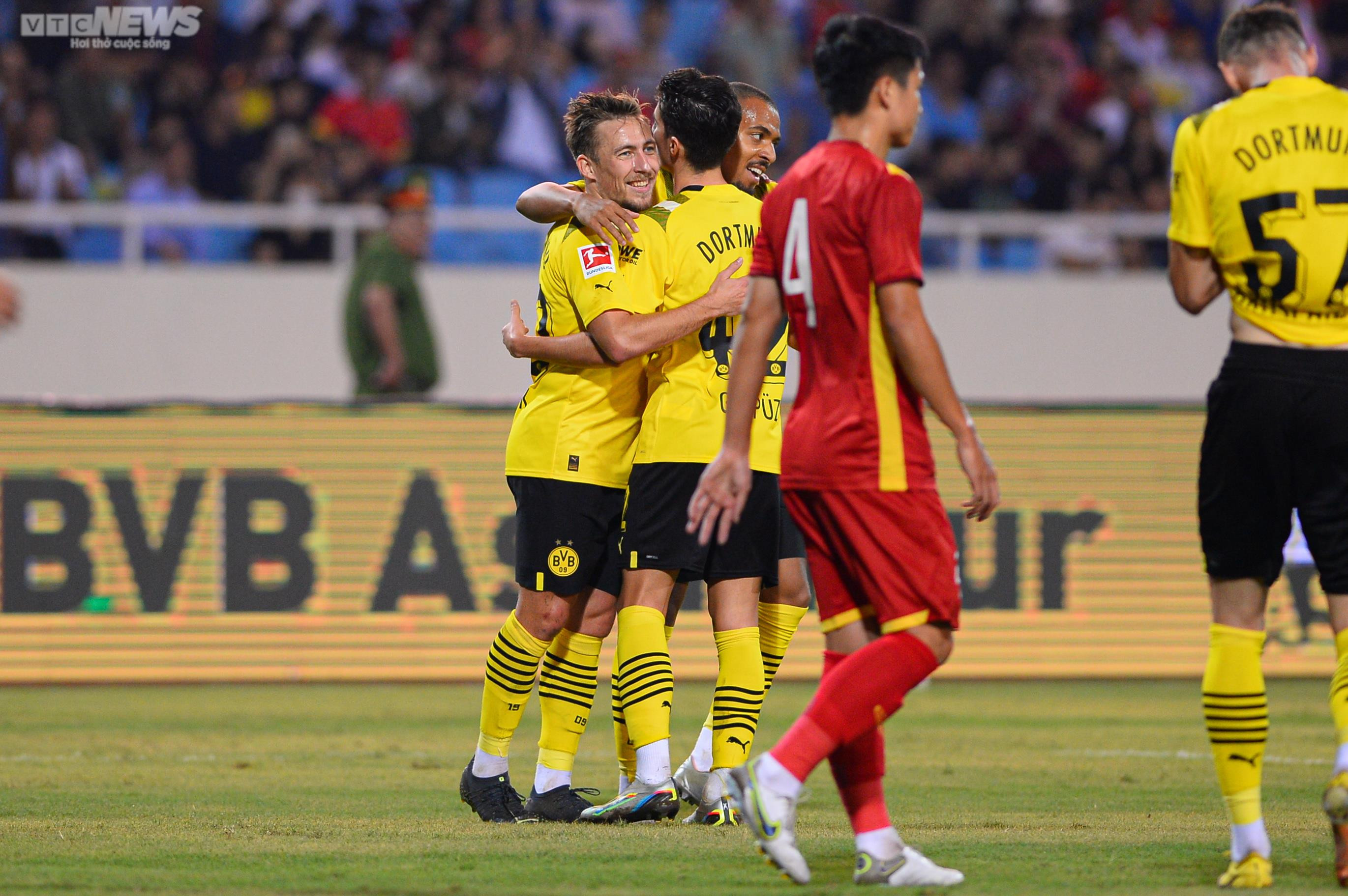 Cận cảnh Mats Hummels mắc sai lầm, bị Văn Toàn qua mặt - 15