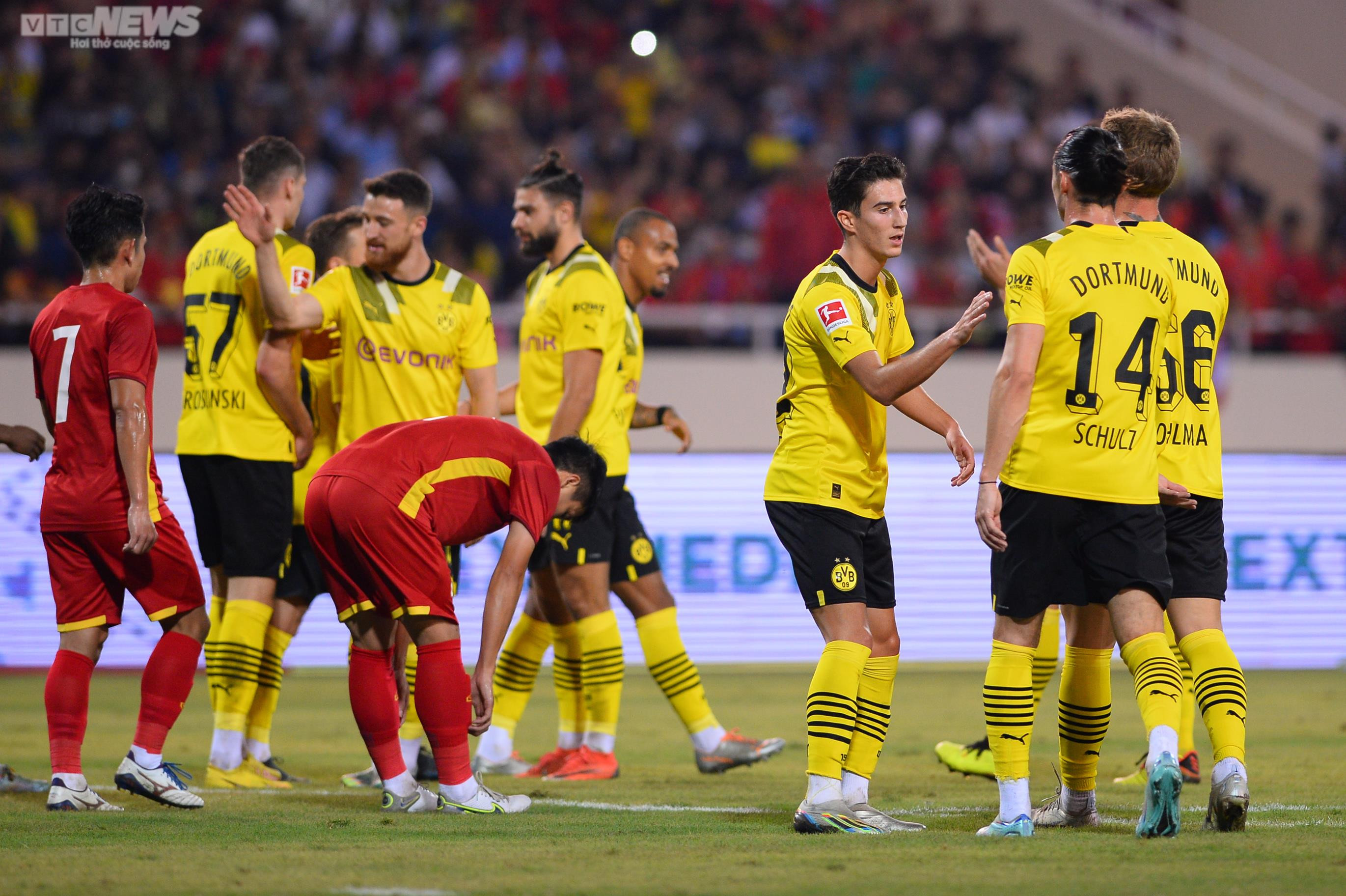 Cận cảnh Mats Hummels mắc sai lầm, bị Văn Toàn qua mặt - 16