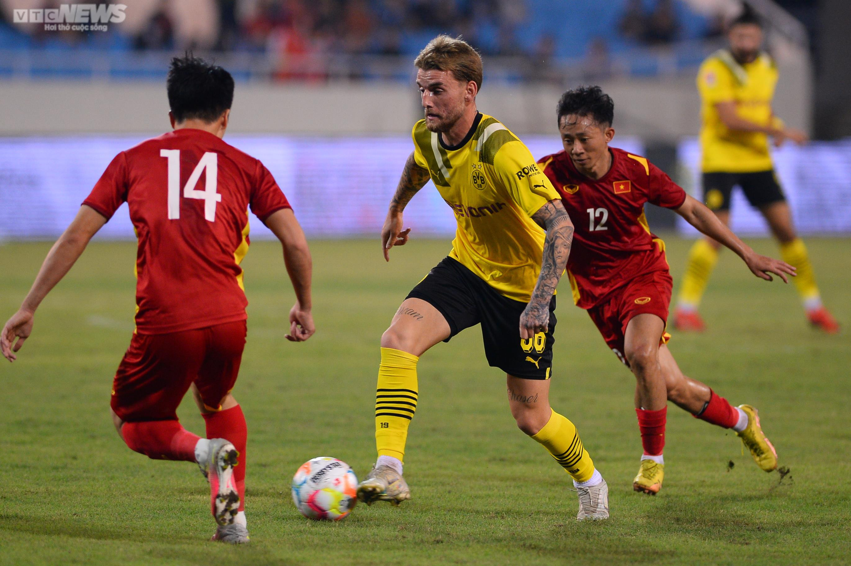 Cận cảnh Mats Hummels mắc sai lầm, bị Văn Toàn qua mặt - 14