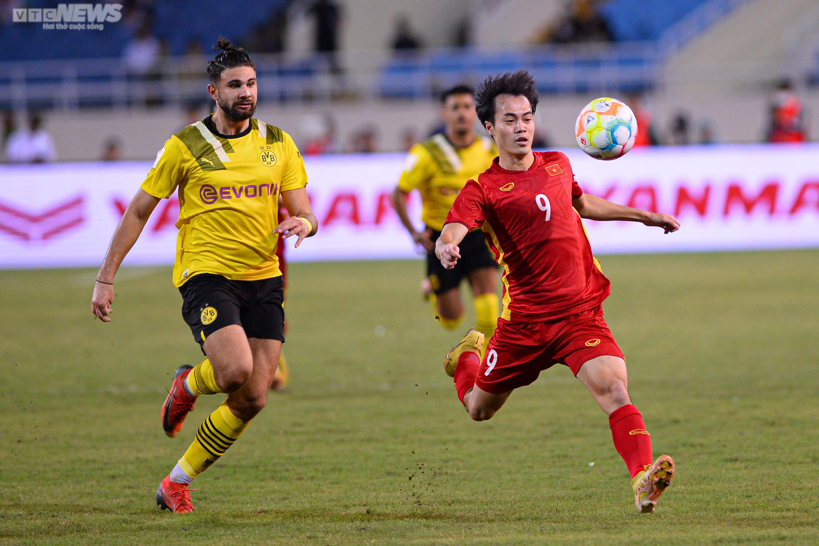 Cận cảnh Mats Hummels mắc sai lầm, bị Văn Toàn qua mặt - 1