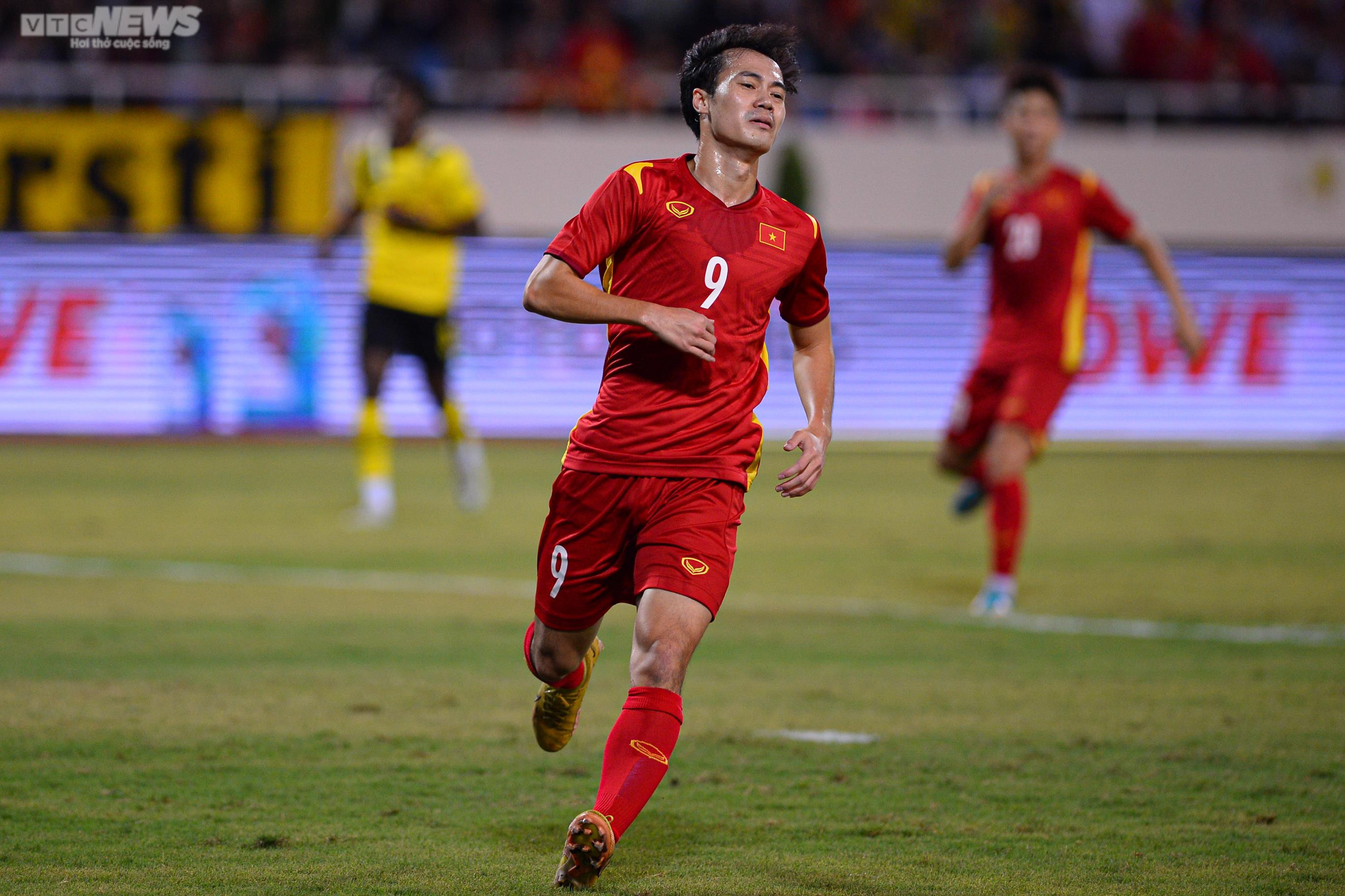 Cận cảnh Mats Hummels mắc sai lầm, bị Văn Toàn qua mặt - 6