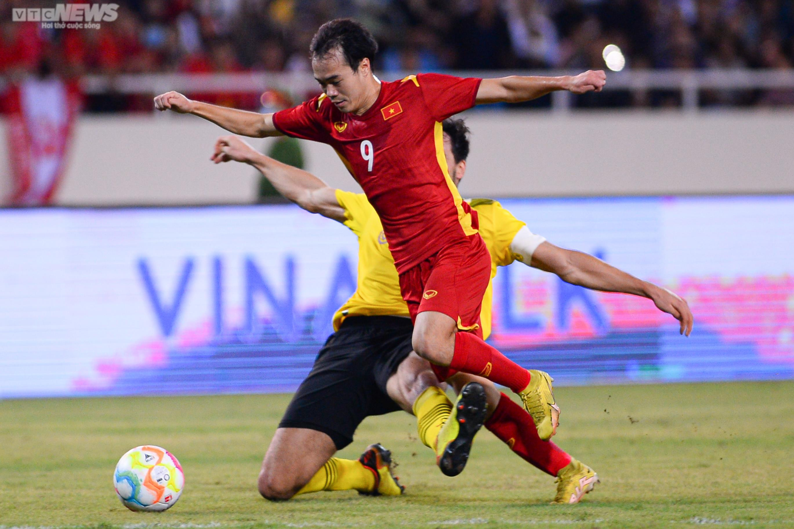 Cận cảnh Mats Hummels mắc sai lầm, bị Văn Toàn qua mặt - 3