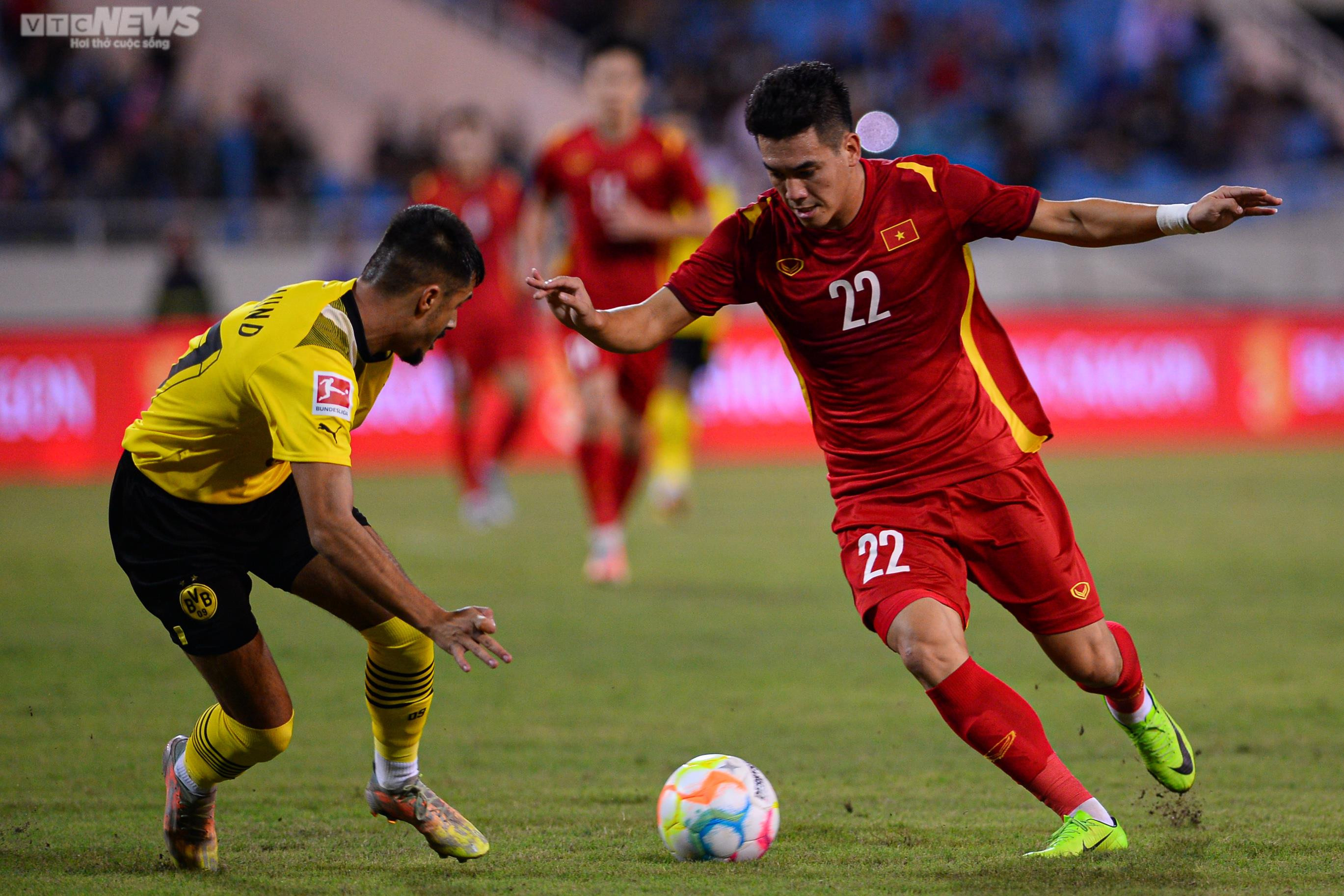 Cận cảnh Mats Hummels mắc sai lầm, bị Văn Toàn qua mặt - 7