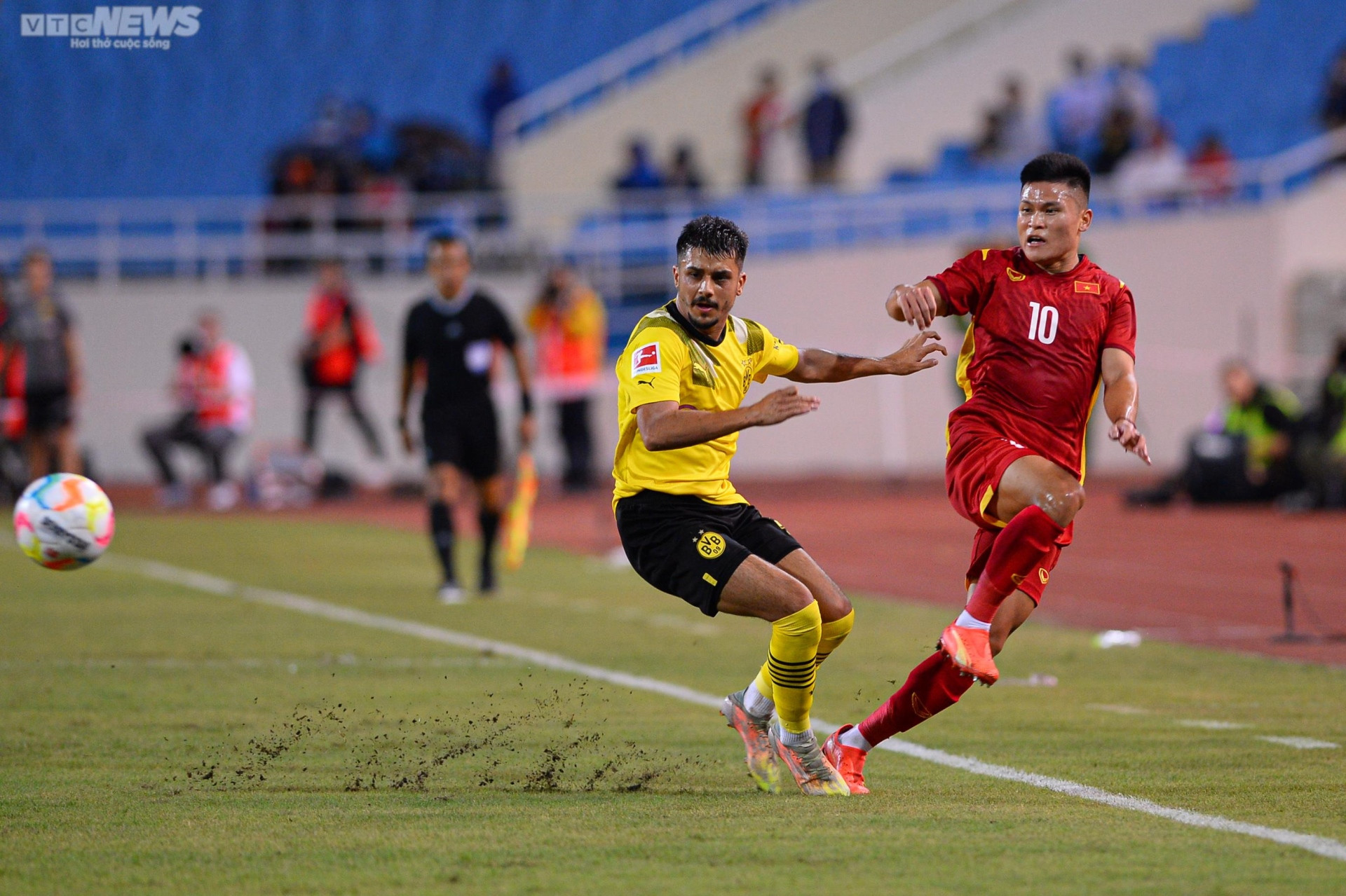 Cận cảnh Mats Hummels mắc sai lầm, bị Văn Toàn qua mặt - 8