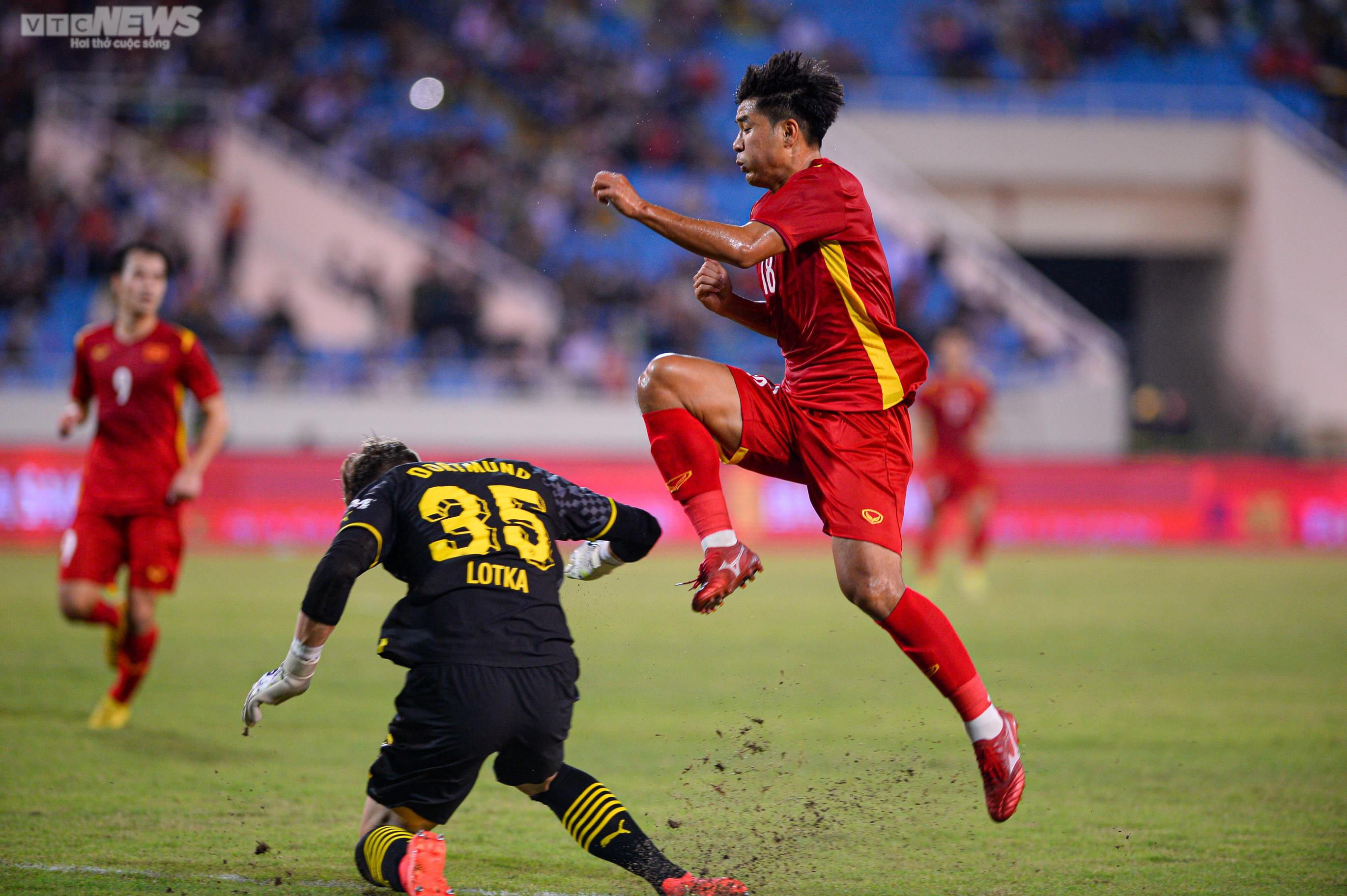 Cận cảnh Mats Hummels mắc sai lầm, bị Văn Toàn qua mặt - 9