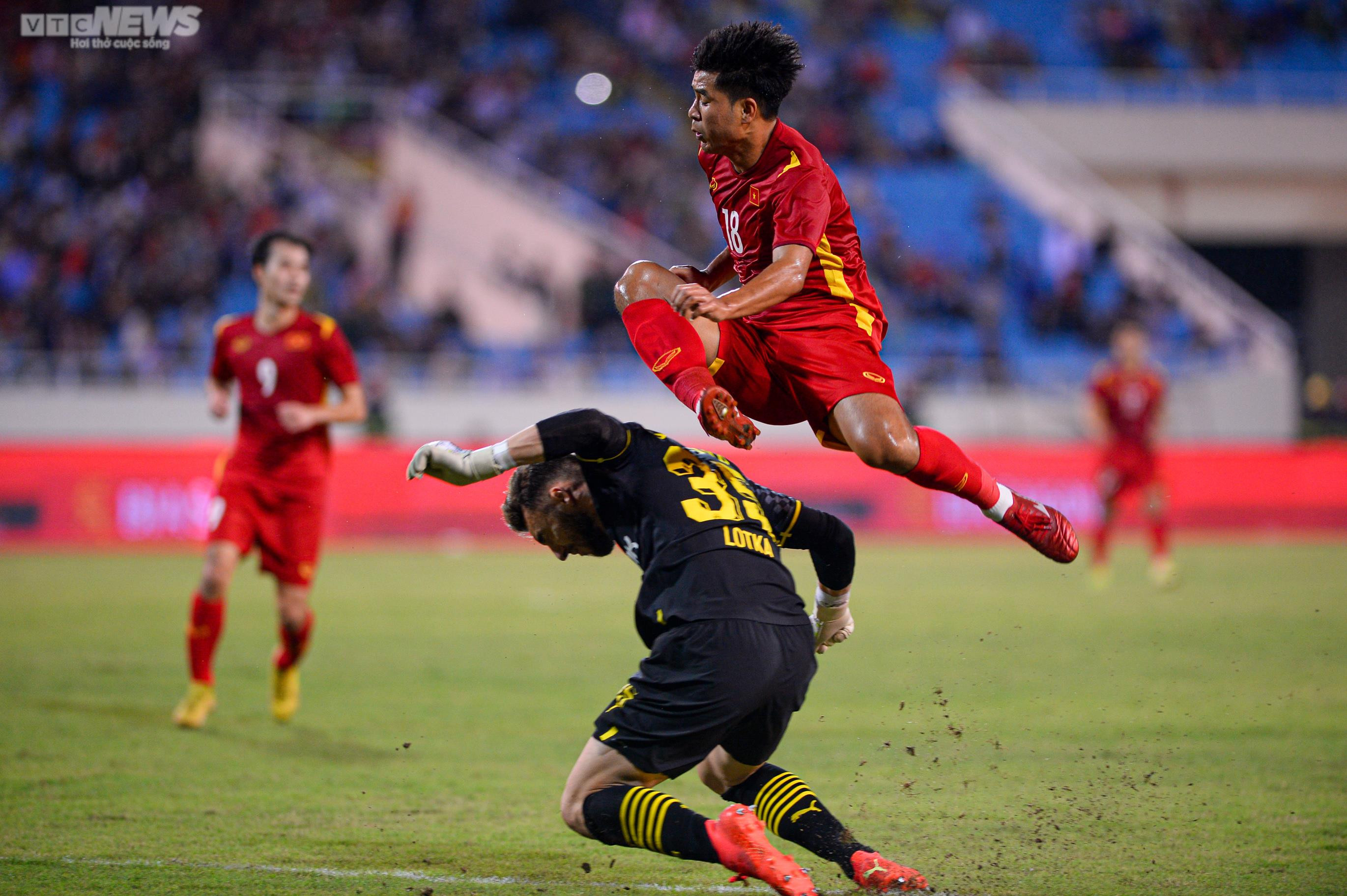 Cận cảnh Mats Hummels mắc sai lầm, bị Văn Toàn qua mặt - 10