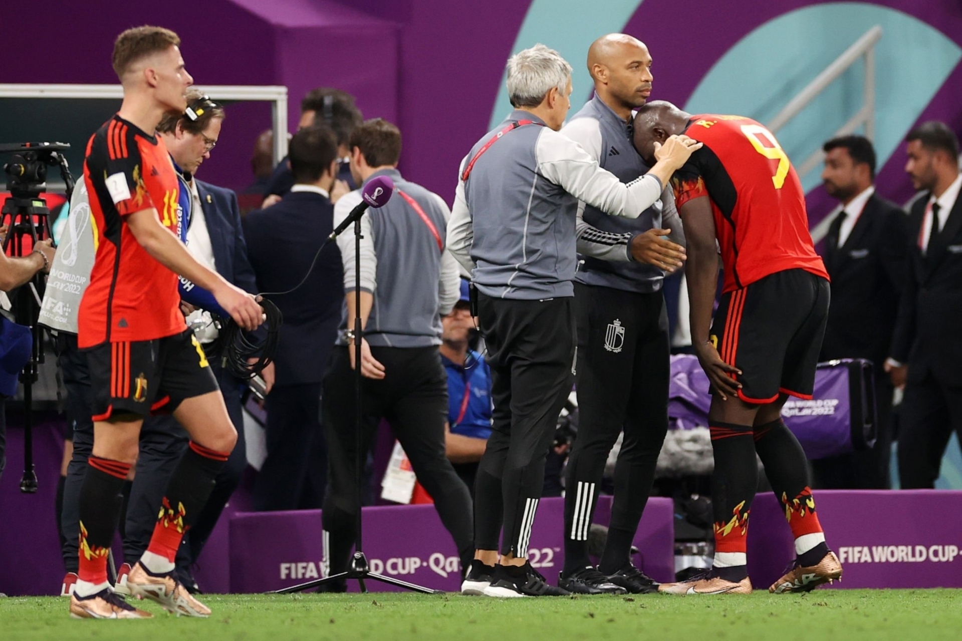 Cạn lời trước những pha bỏ lỡ cơ hội khó tin của Lukaku khiến tuyển Bỉ bị loại - 1