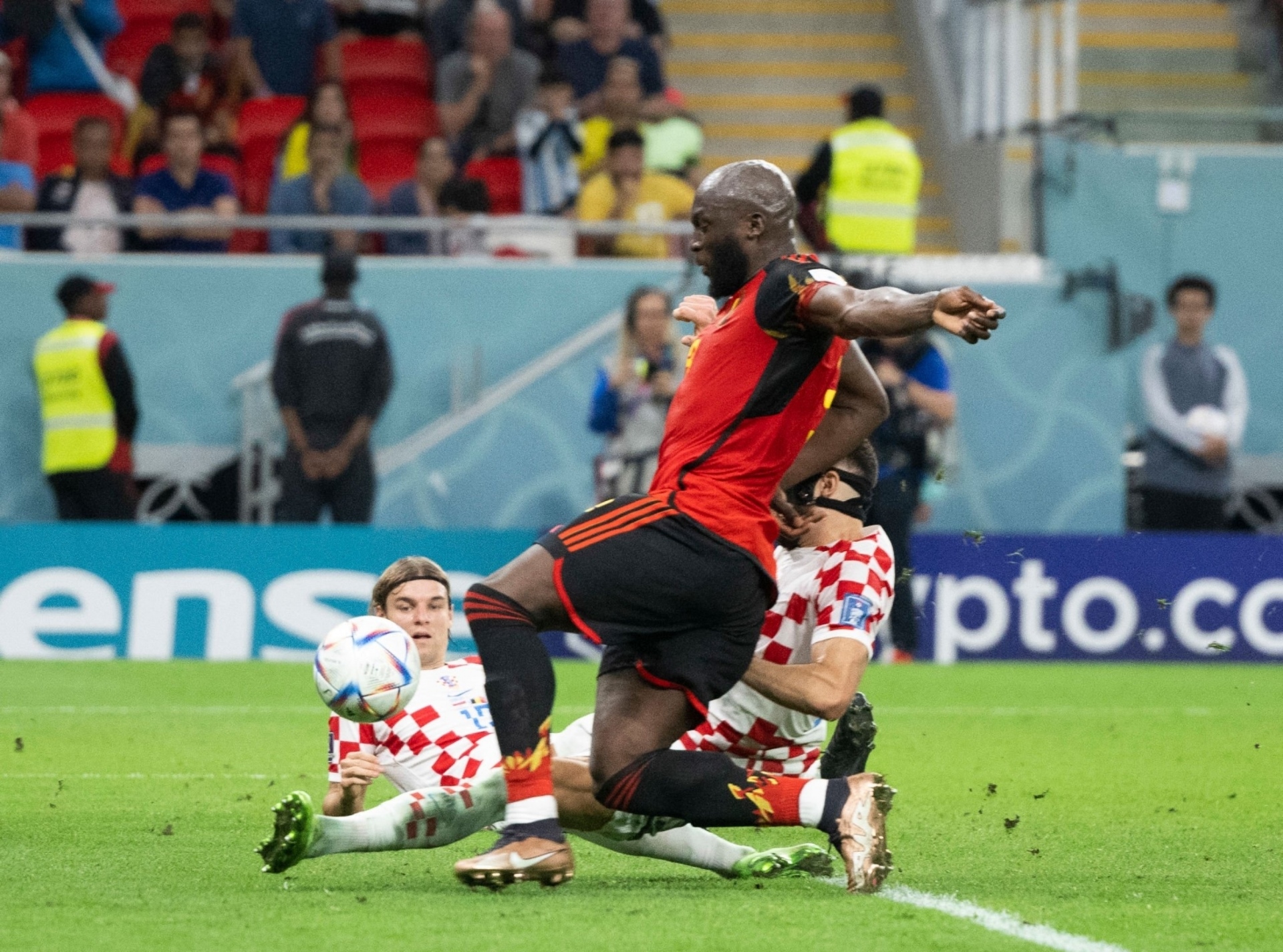 Cạn lời trước những pha bỏ lỡ cơ hội khó tin của Lukaku khiến tuyển Bỉ bị loại - 2