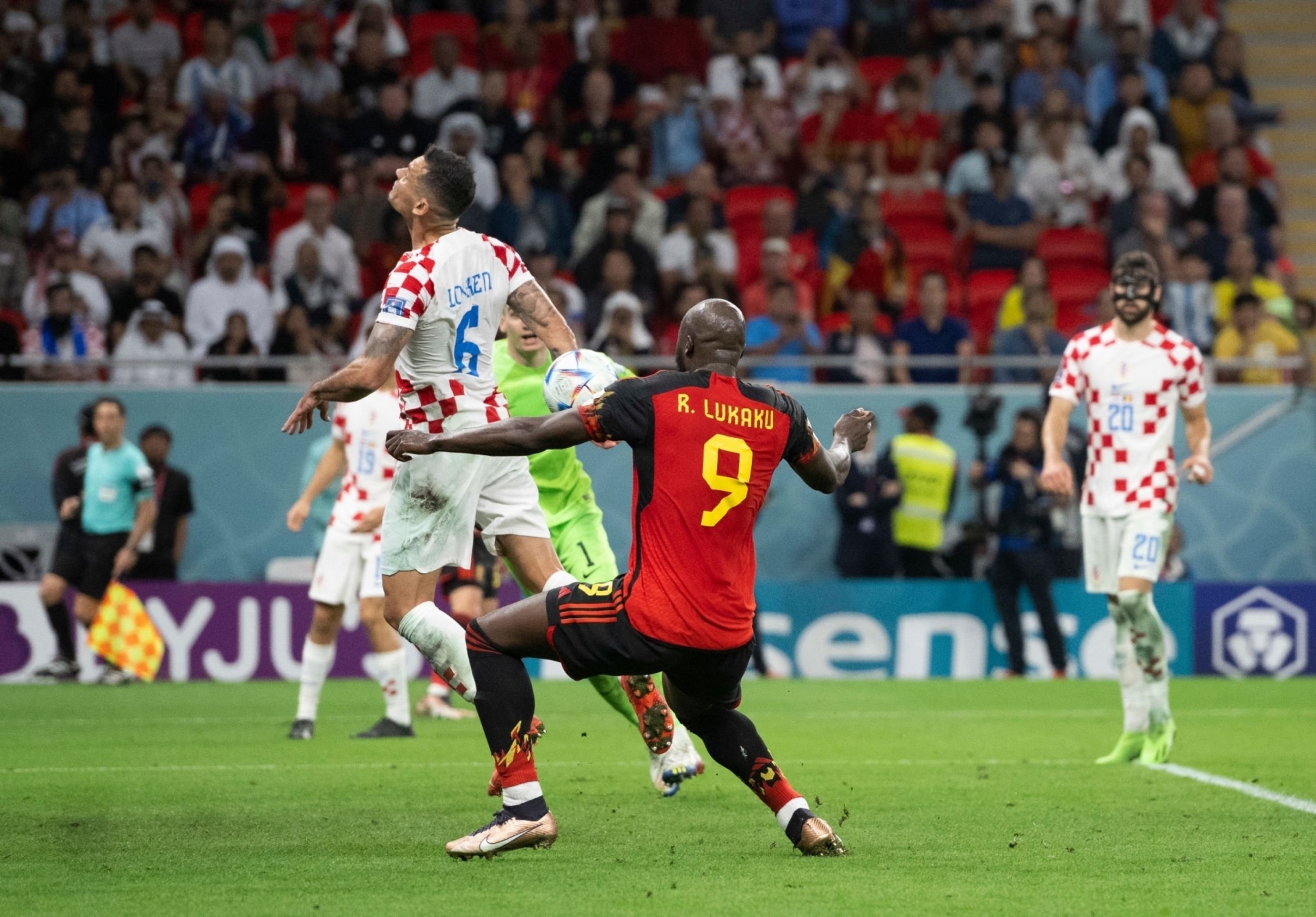 Cạn lời trước những pha bỏ lỡ cơ hội khó tin của Lukaku khiến tuyển Bỉ bị loại - 8
