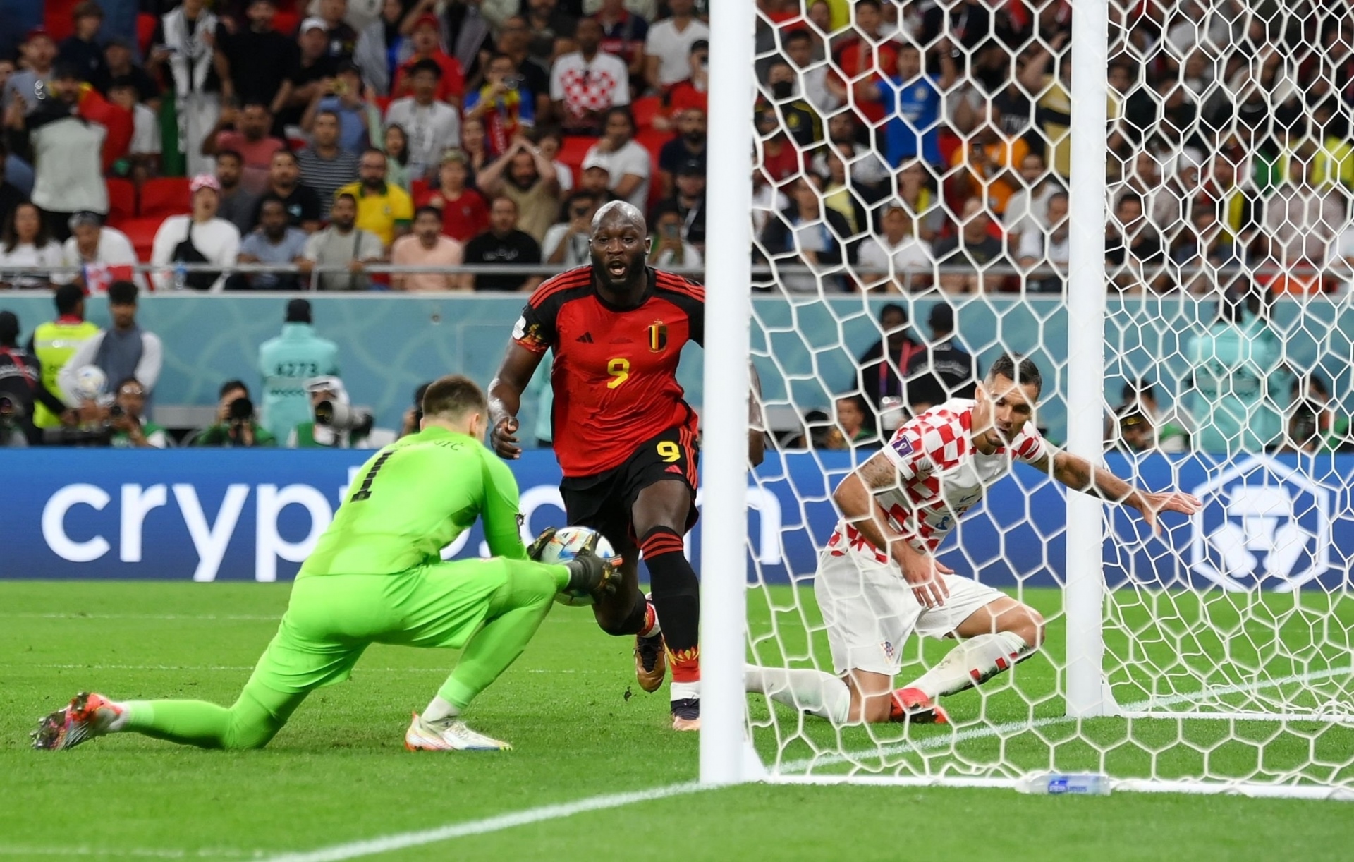Cạn lời trước những pha bỏ lỡ cơ hội khó tin của Lukaku khiến tuyển Bỉ bị loại - 9