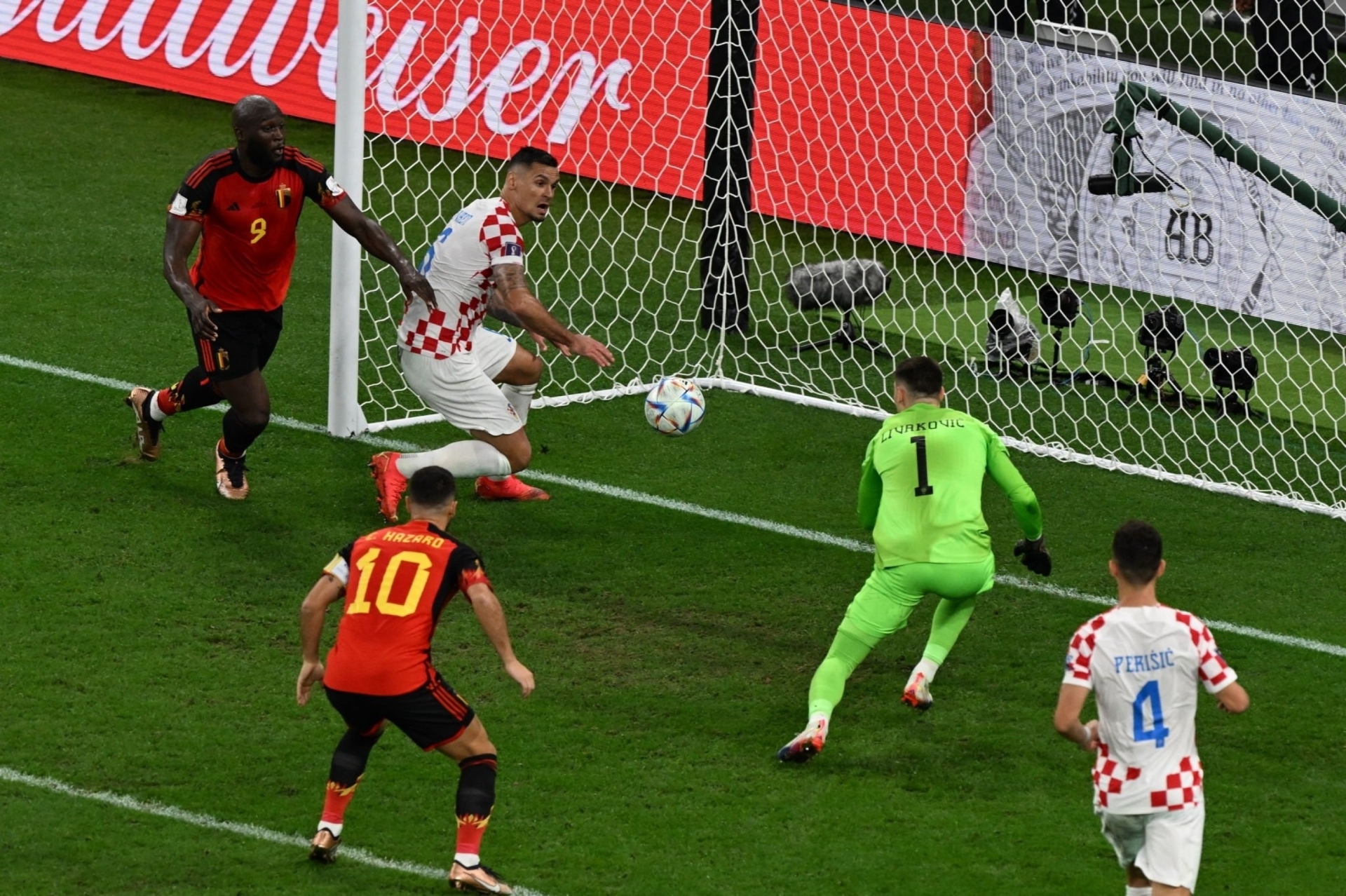 Cạn lời trước những pha bỏ lỡ cơ hội khó tin của Lukaku khiến tuyển Bỉ bị loại - 10