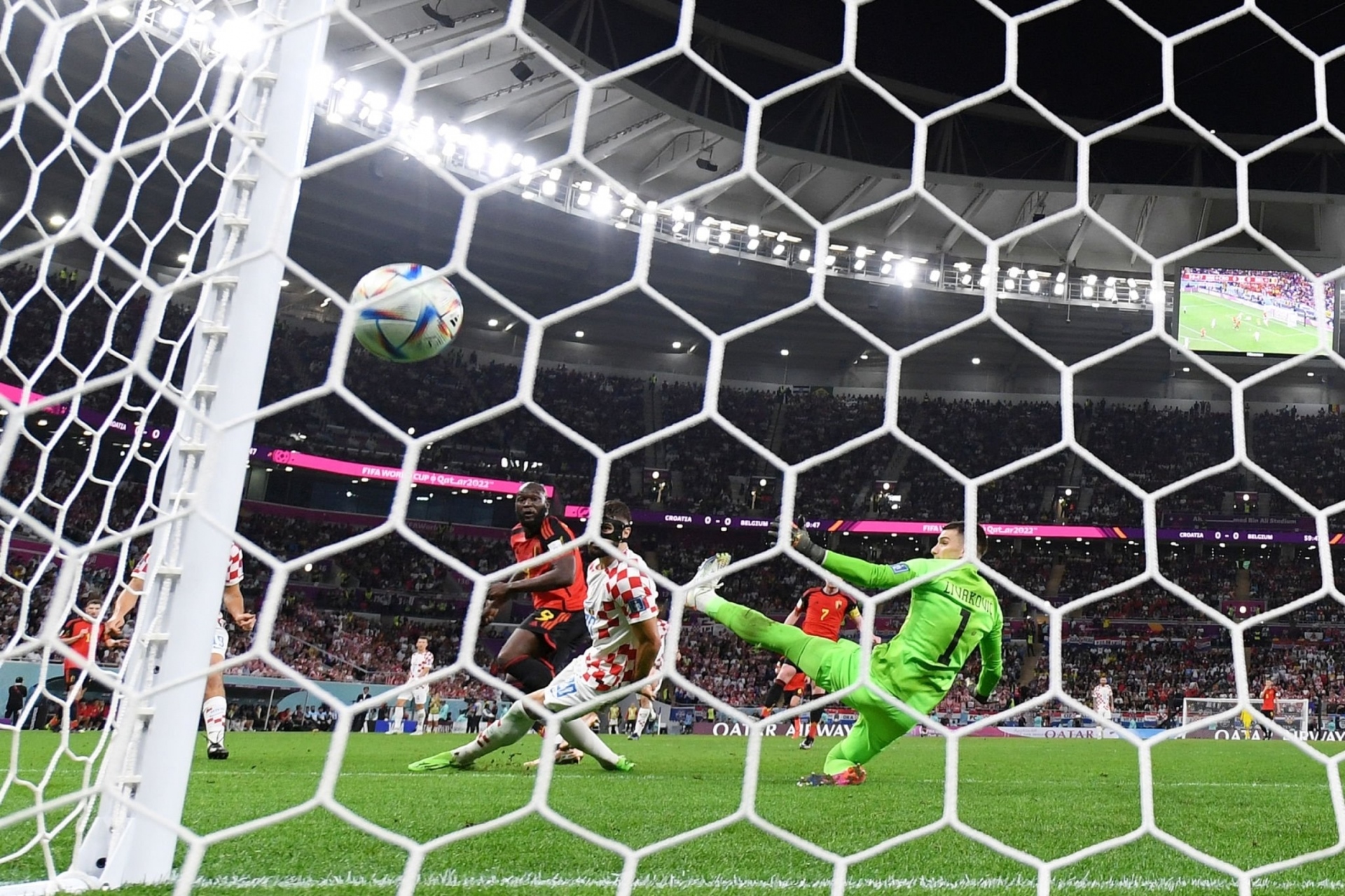 Cạn lời trước những pha bỏ lỡ cơ hội khó tin của Lukaku khiến tuyển Bỉ bị loại - 7