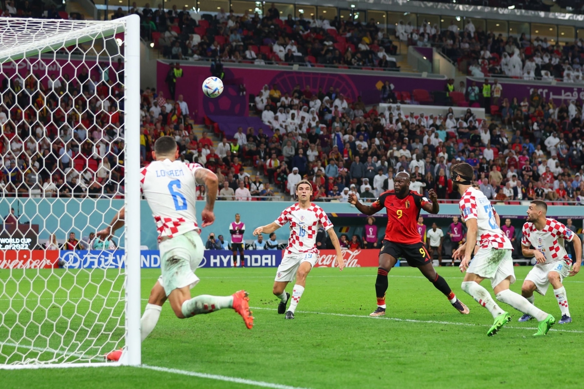 Cạn lời trước những pha bỏ lỡ cơ hội khó tin của Lukaku khiến tuyển Bỉ bị loại - 5