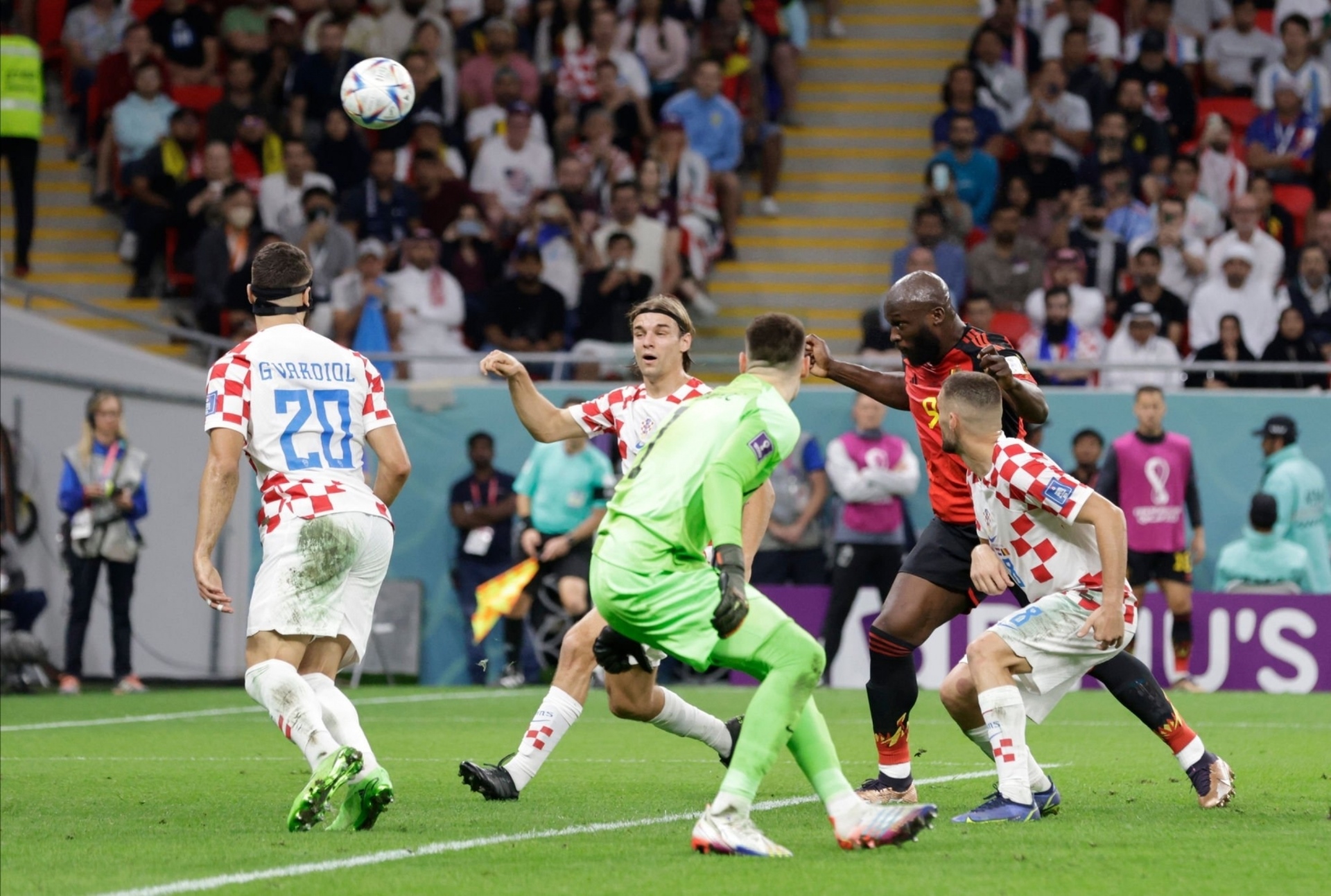 Cạn lời trước những pha bỏ lỡ cơ hội khó tin của Lukaku khiến tuyển Bỉ bị loại - 4