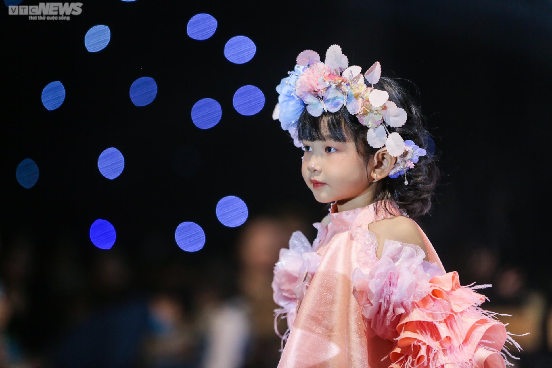 Hơn 100 mẫu nhí khoe tài trong đêm diễn Fashion Junction - Giao lộ thời trang - 13